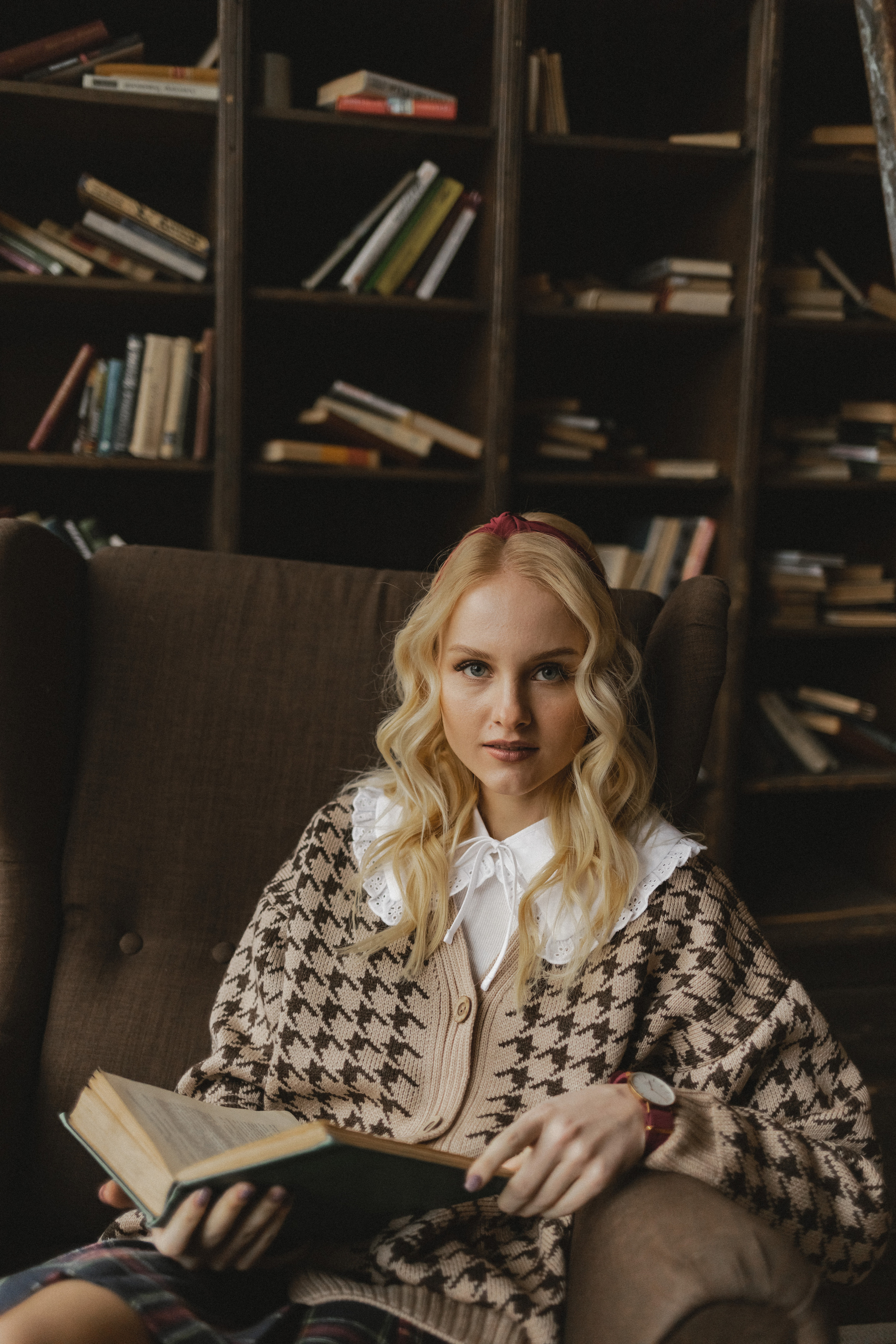 Кристина в поисках книг. Семейный фотограф в Москве