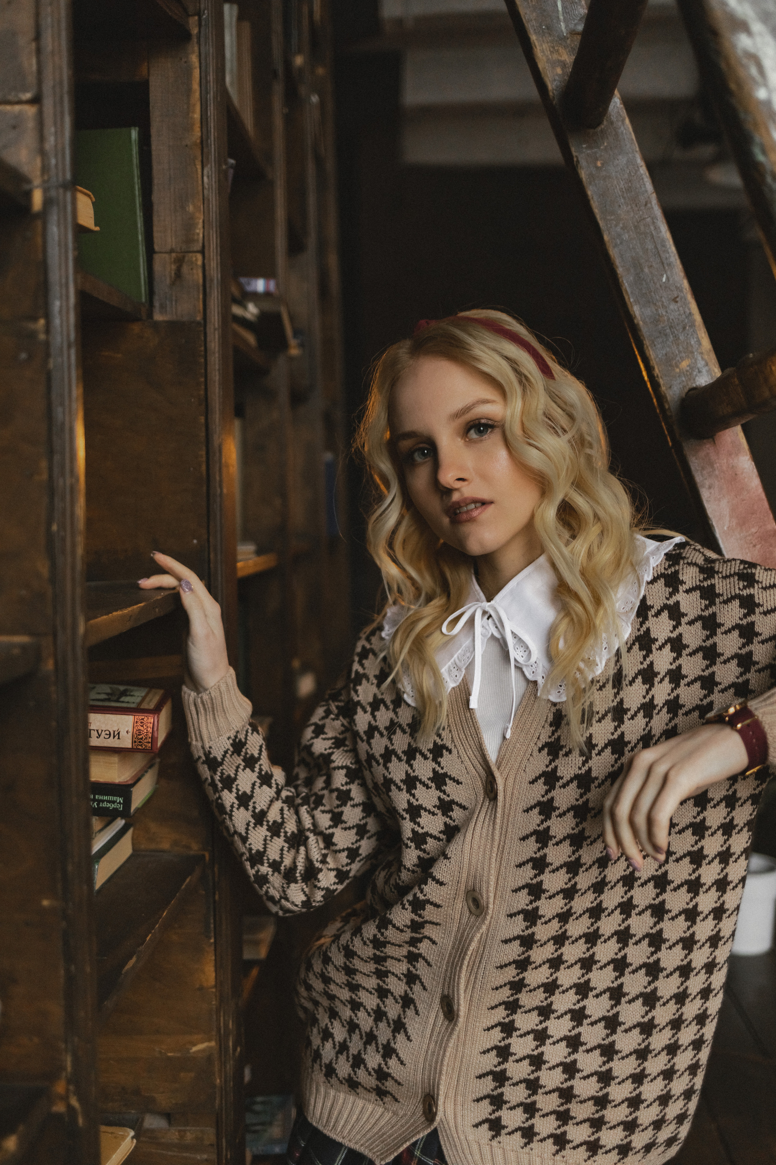 Кристина в поисках книг. Семейный фотограф в Москве