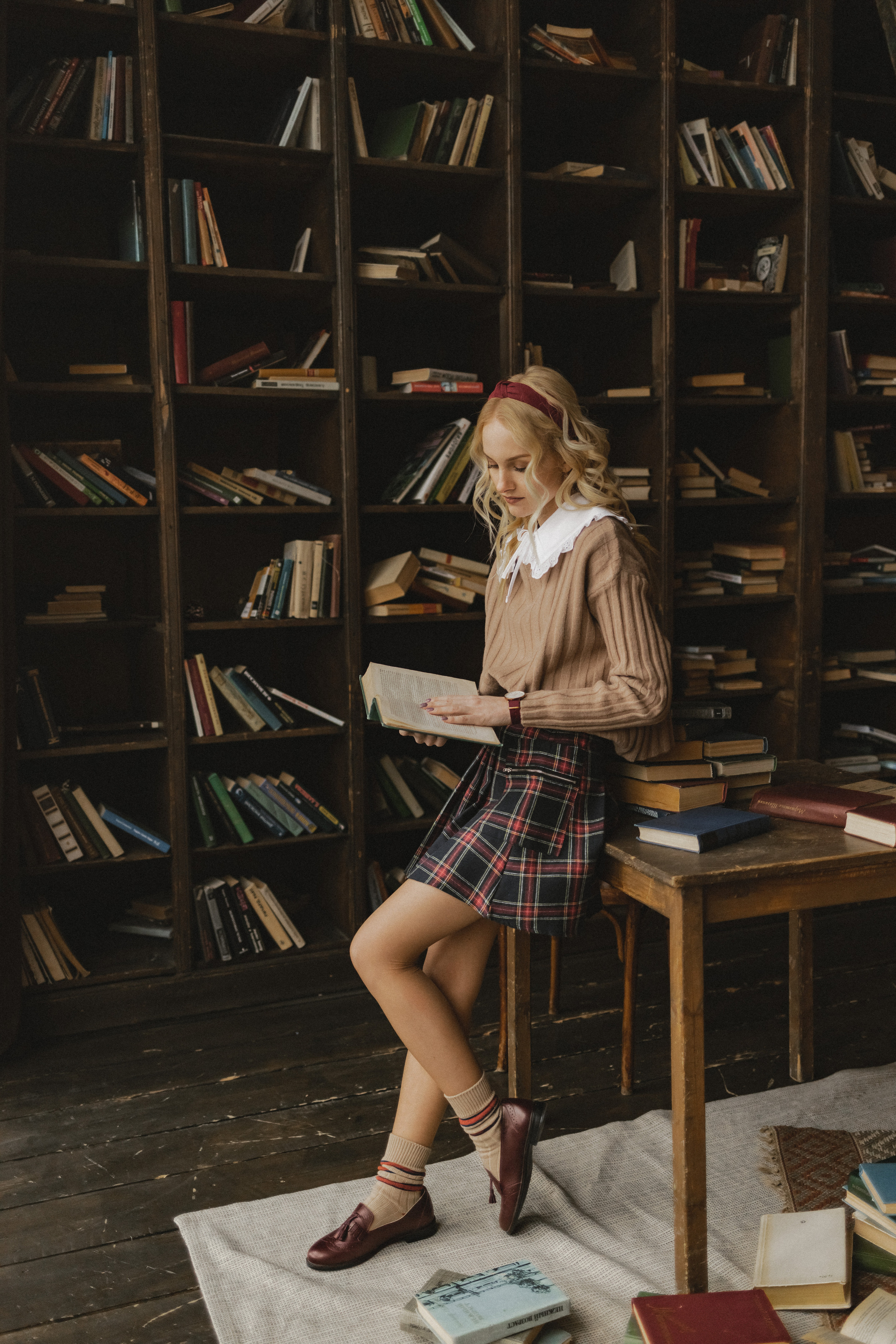 Кристина в поисках книг. Семейный фотограф в Москве