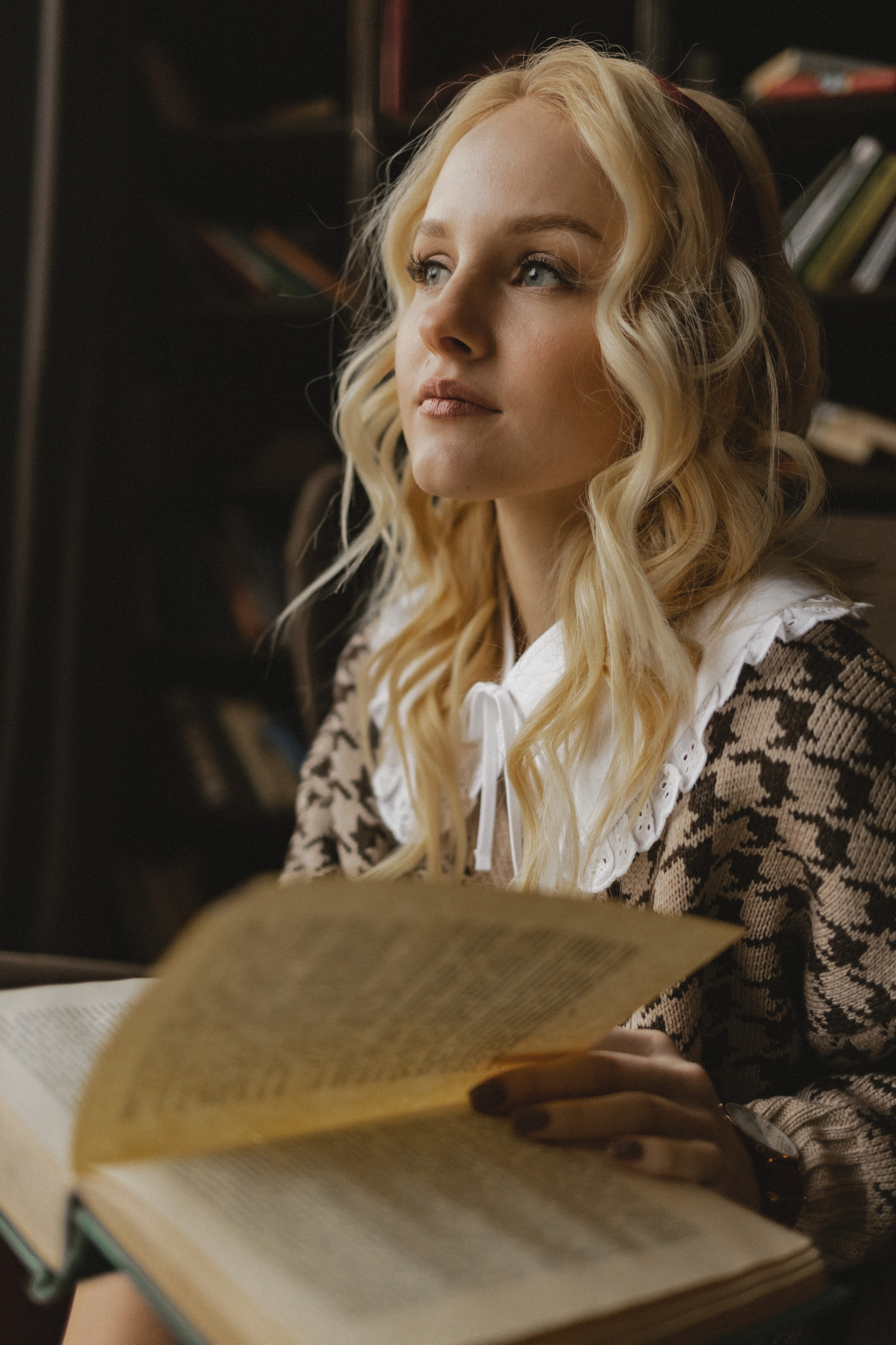 Кристина в поисках книг. Семейный фотограф в Москве