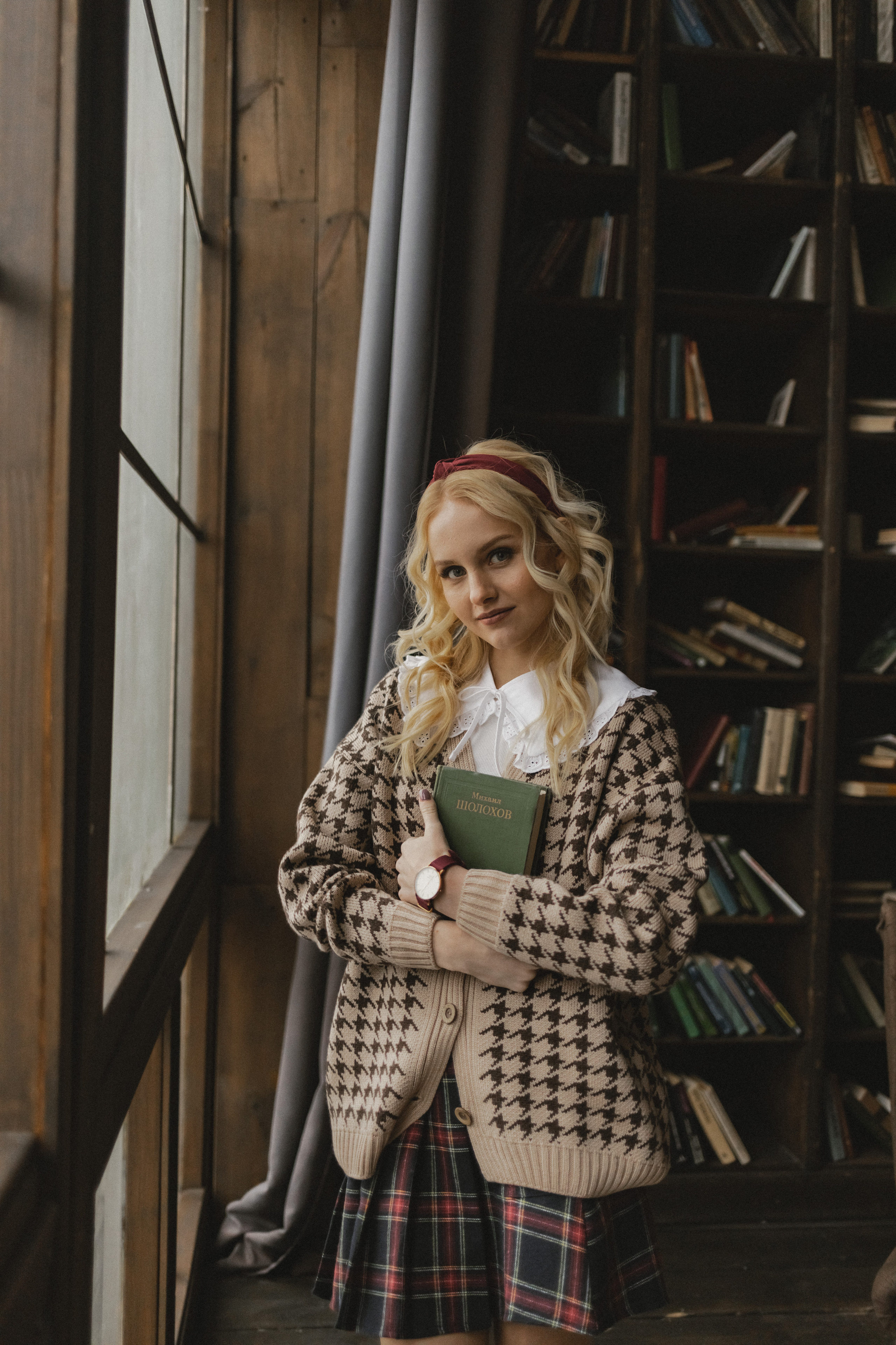 Кристина в поисках книг. Семейный фотограф в Москве