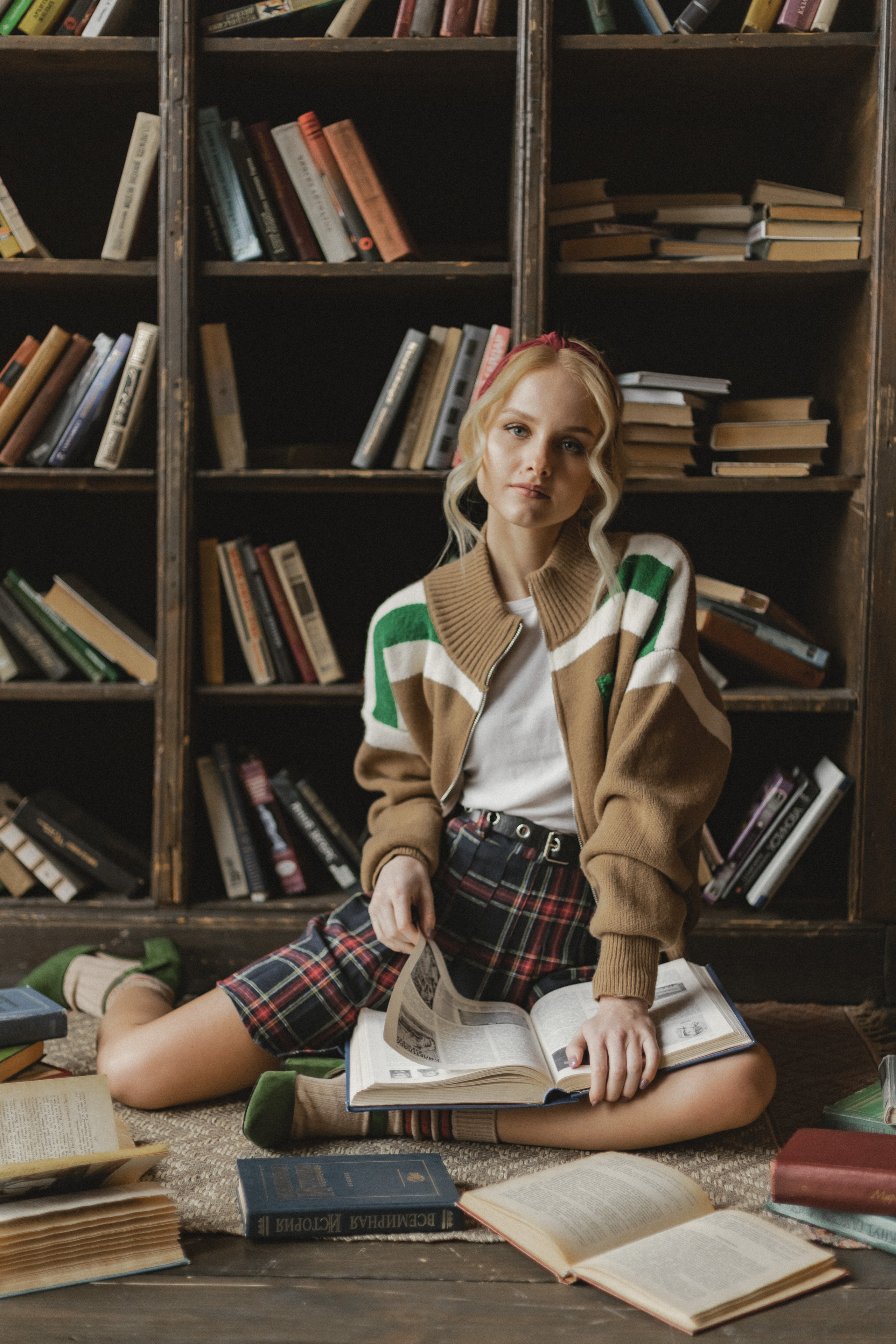 Кристина в поисках книг. Семейный фотограф в Москве