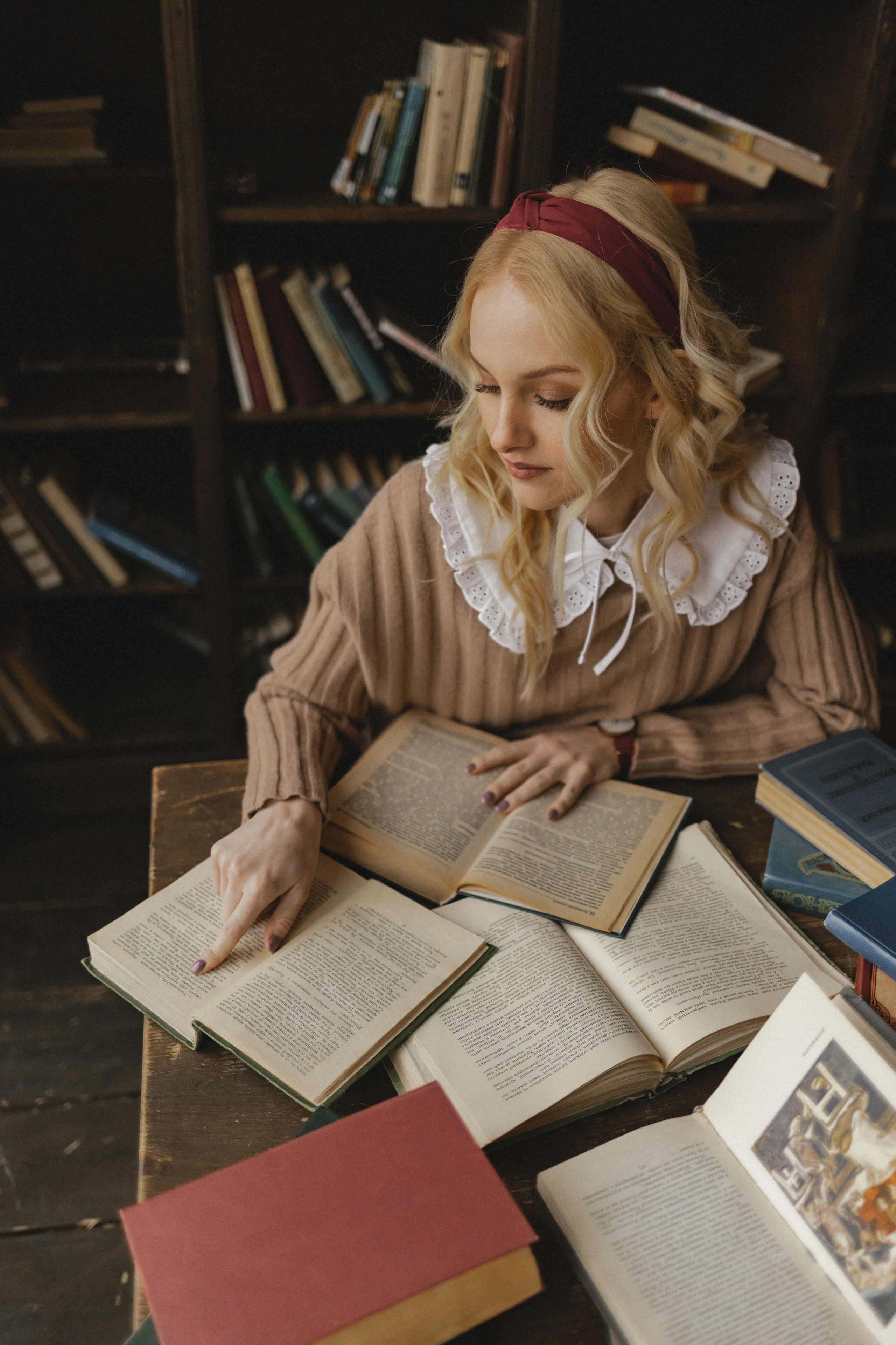 Кристина в поисках книг. Семейный фотограф в Москве