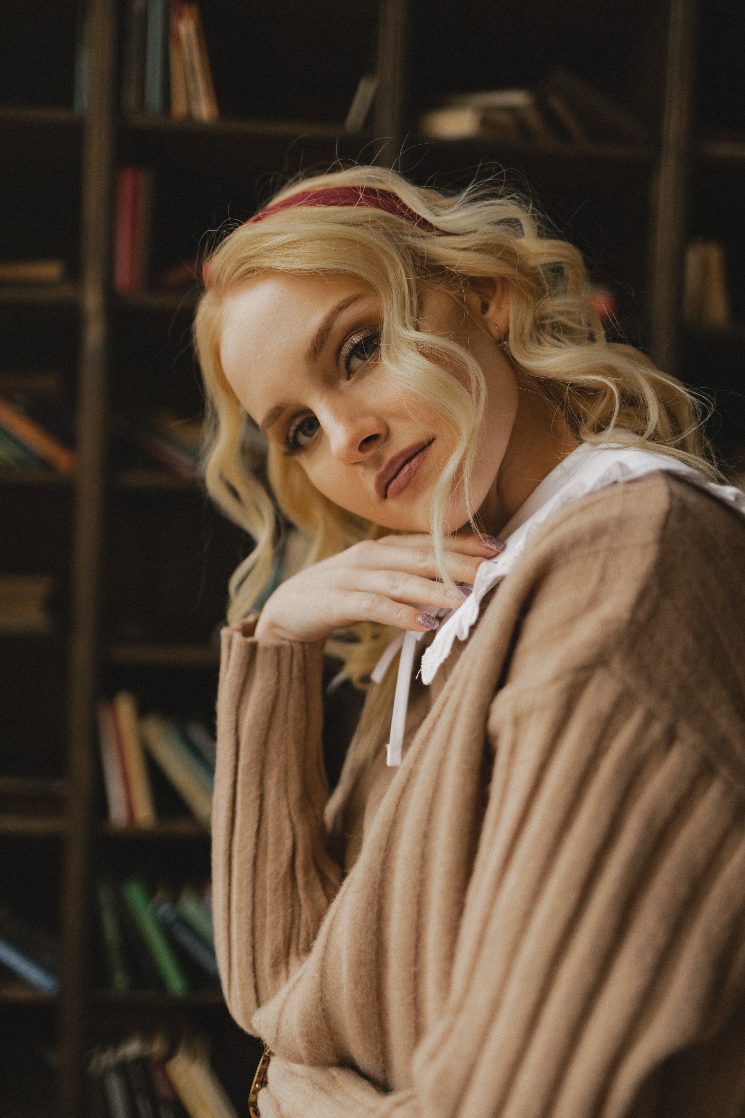 Кристина в поисках книг. Семейный фотограф в Москве