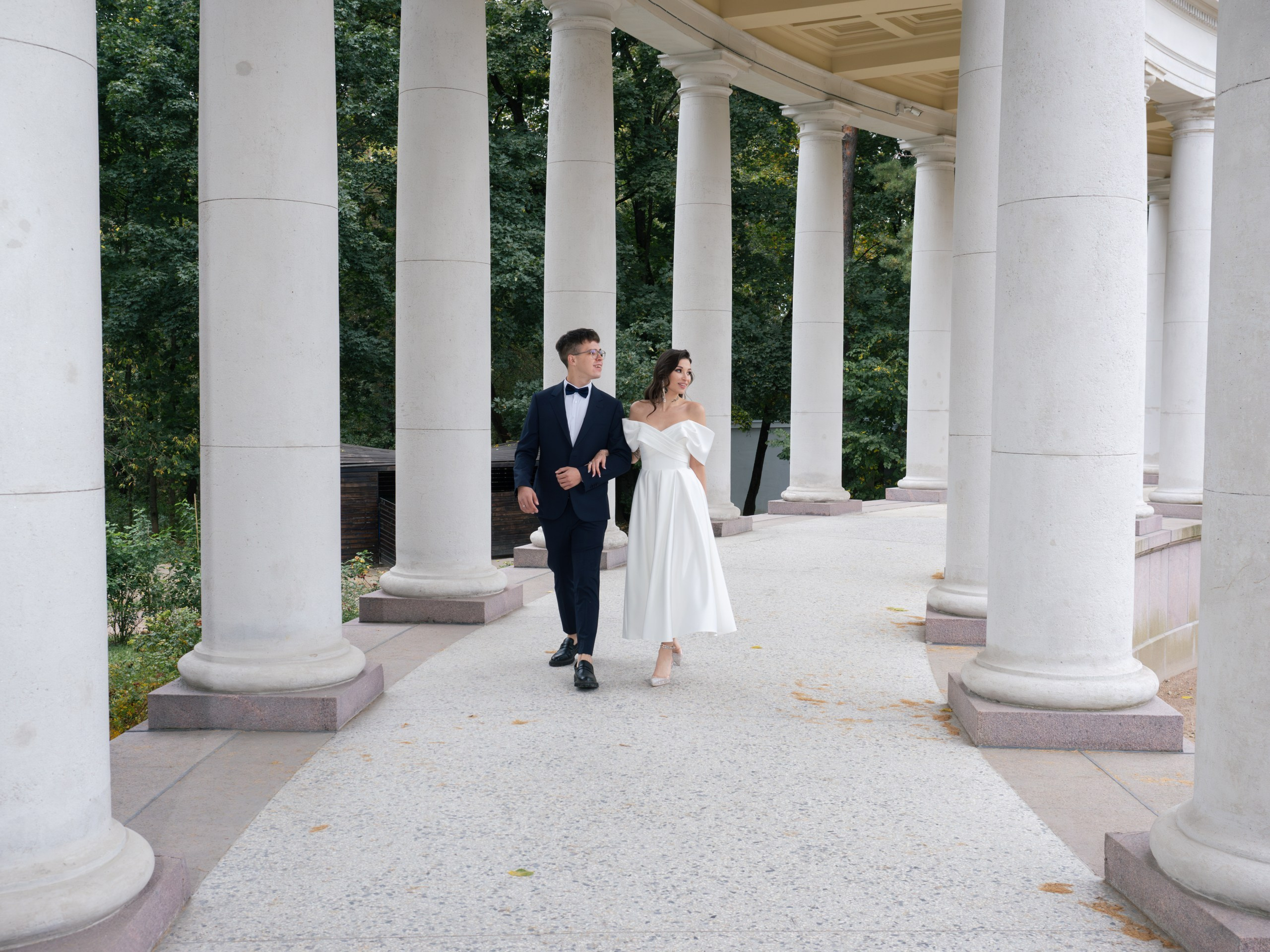 Фотография молодожёнов на прогулке после росписи в Москве