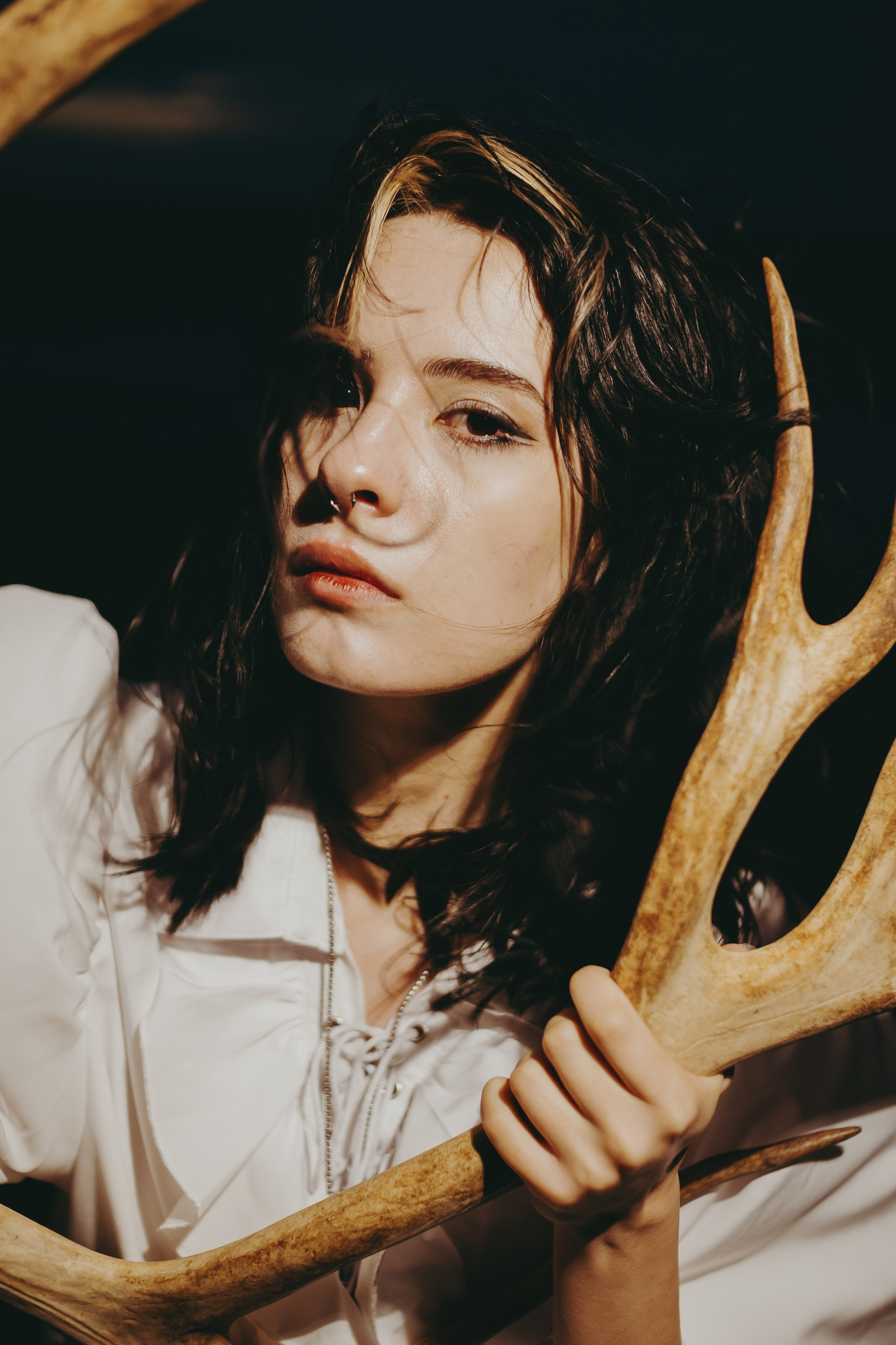 Съёмка у моря с оленьими рогами