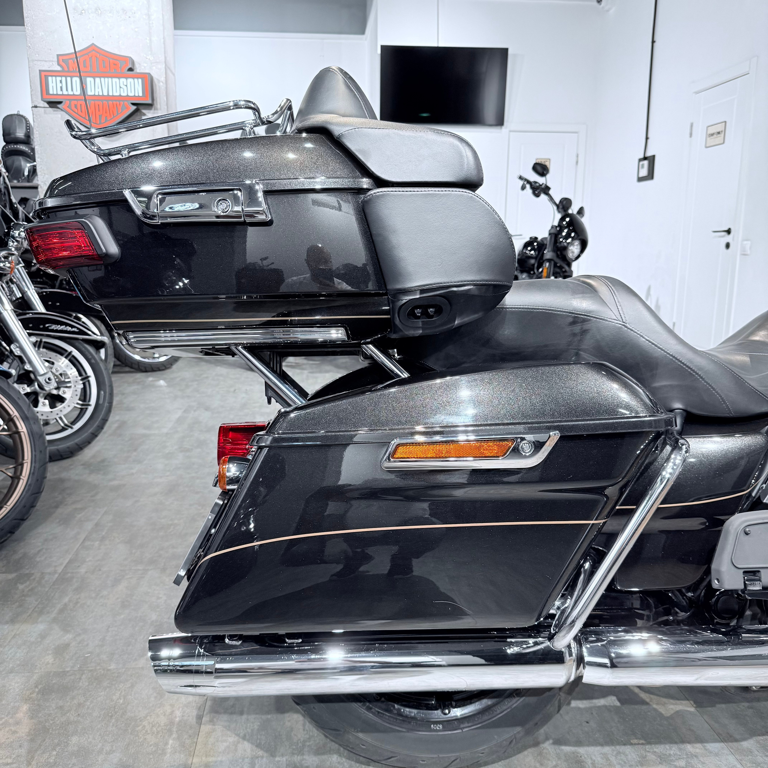 Купить Harley-Davidson 2017 Electra Glide Limited (Black Tempest) (Touring) — подробнее на сайте. Hello Davidson, Москва. Только хорошие мотоциклы…