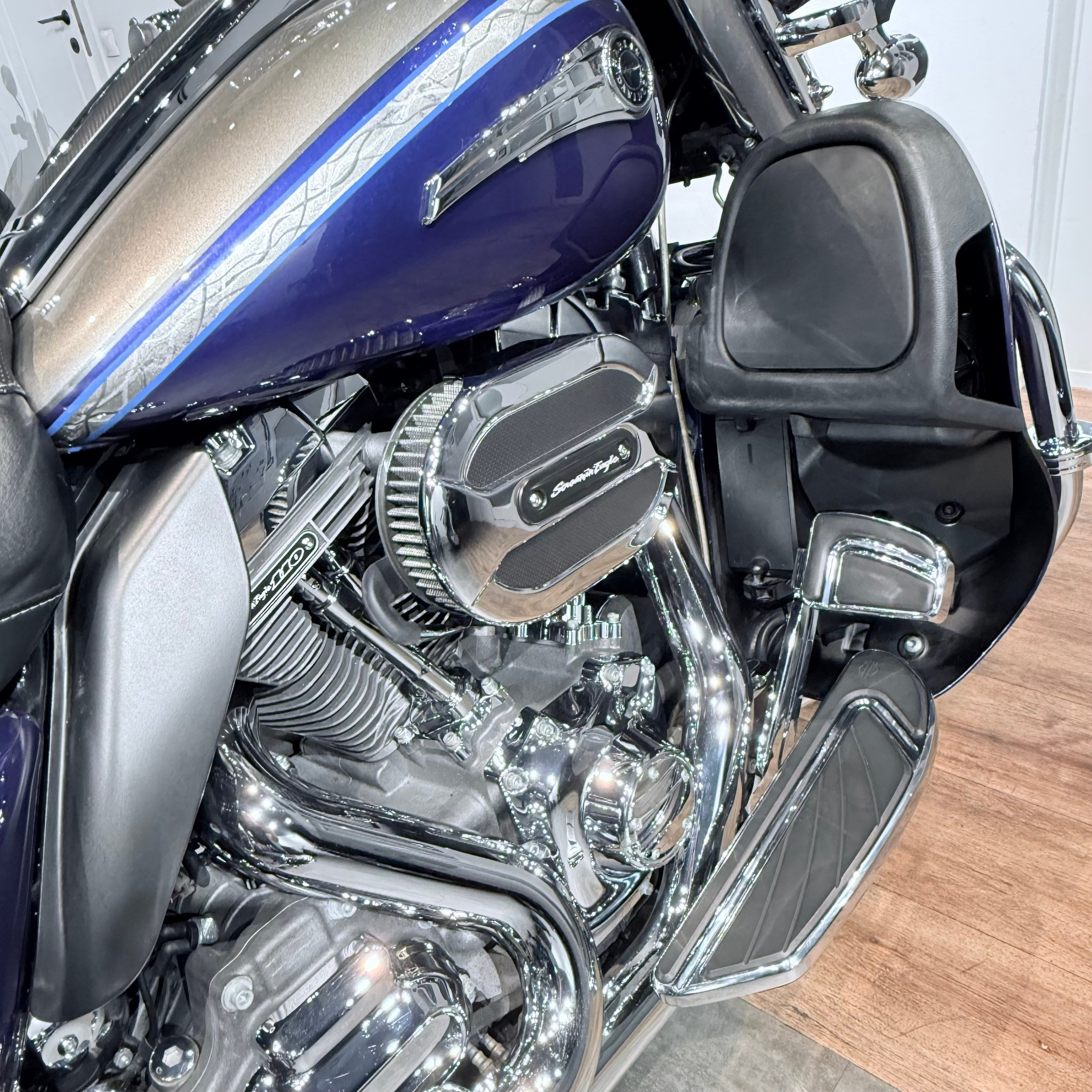 Мотоциклы Harley-Davidson 2016 CVO Limited 110 АВS Раlladium (Touring) — купить мотоцикл. Hello Davidson, Москва. Только хорошие мотоциклы…