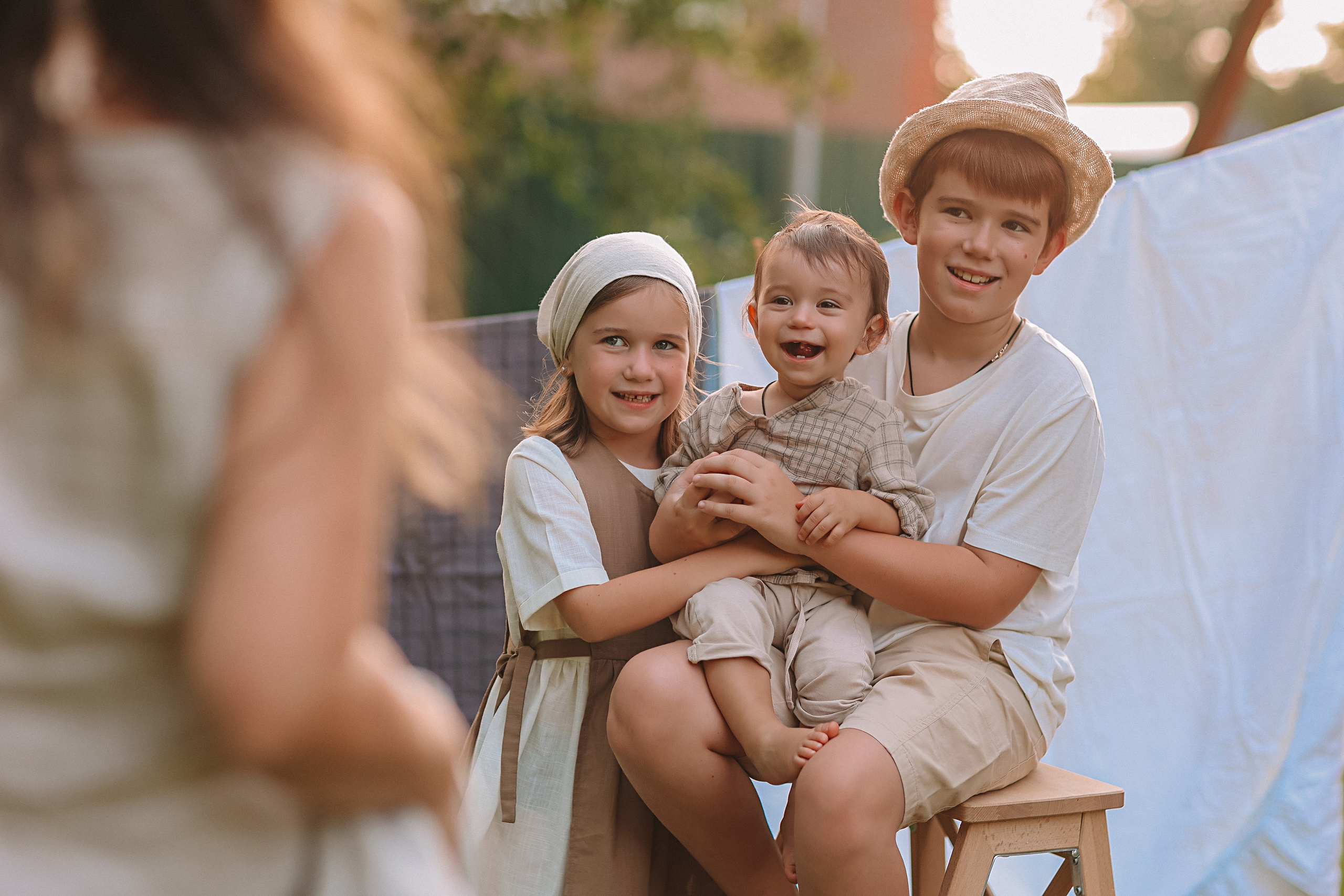 Стирка у дома. Семейный фотограф Тюмень, фотограф на роды Салмина Мария