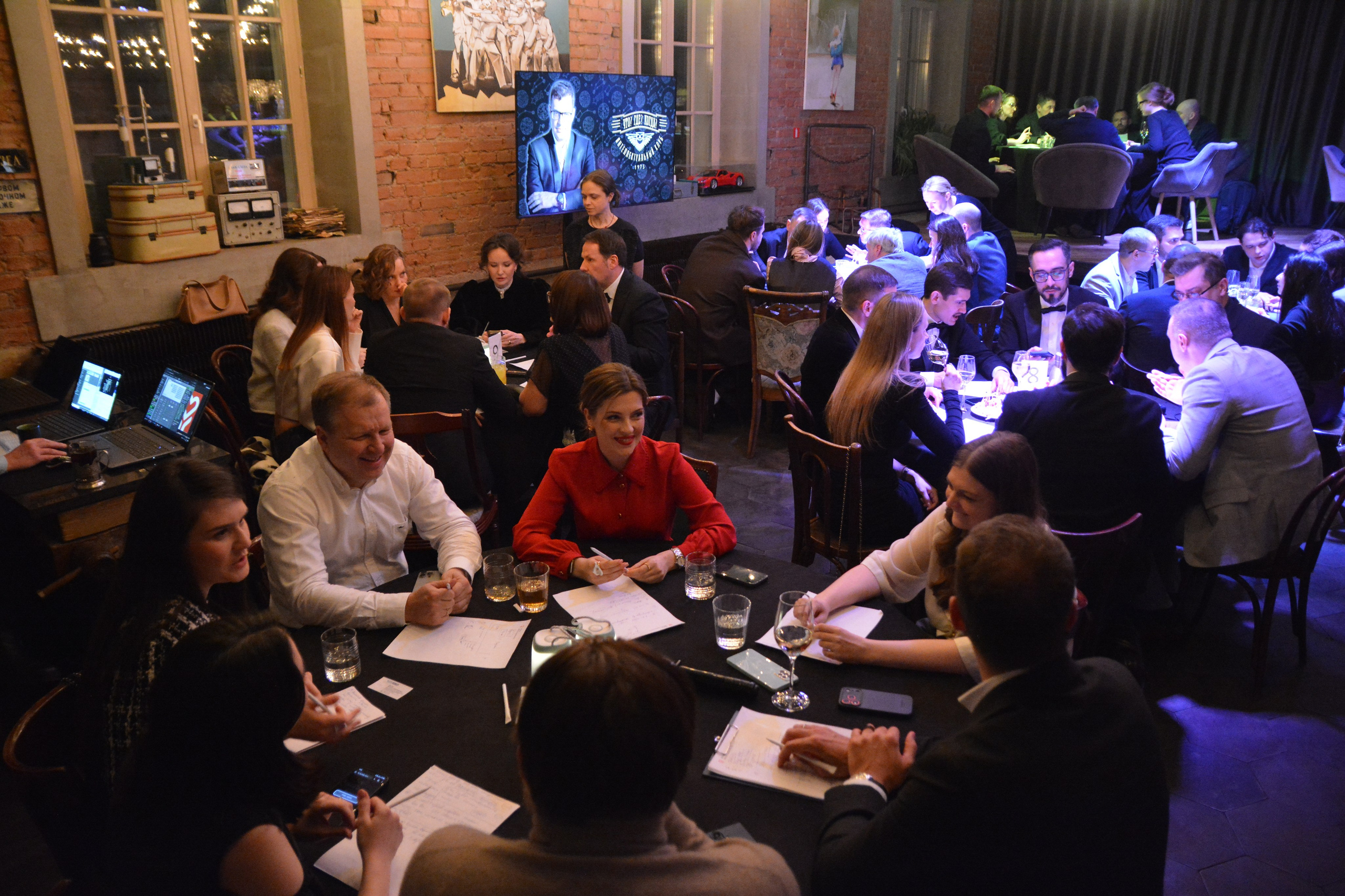 F/8 and be there — оказаться в нужном месте и поймать момент