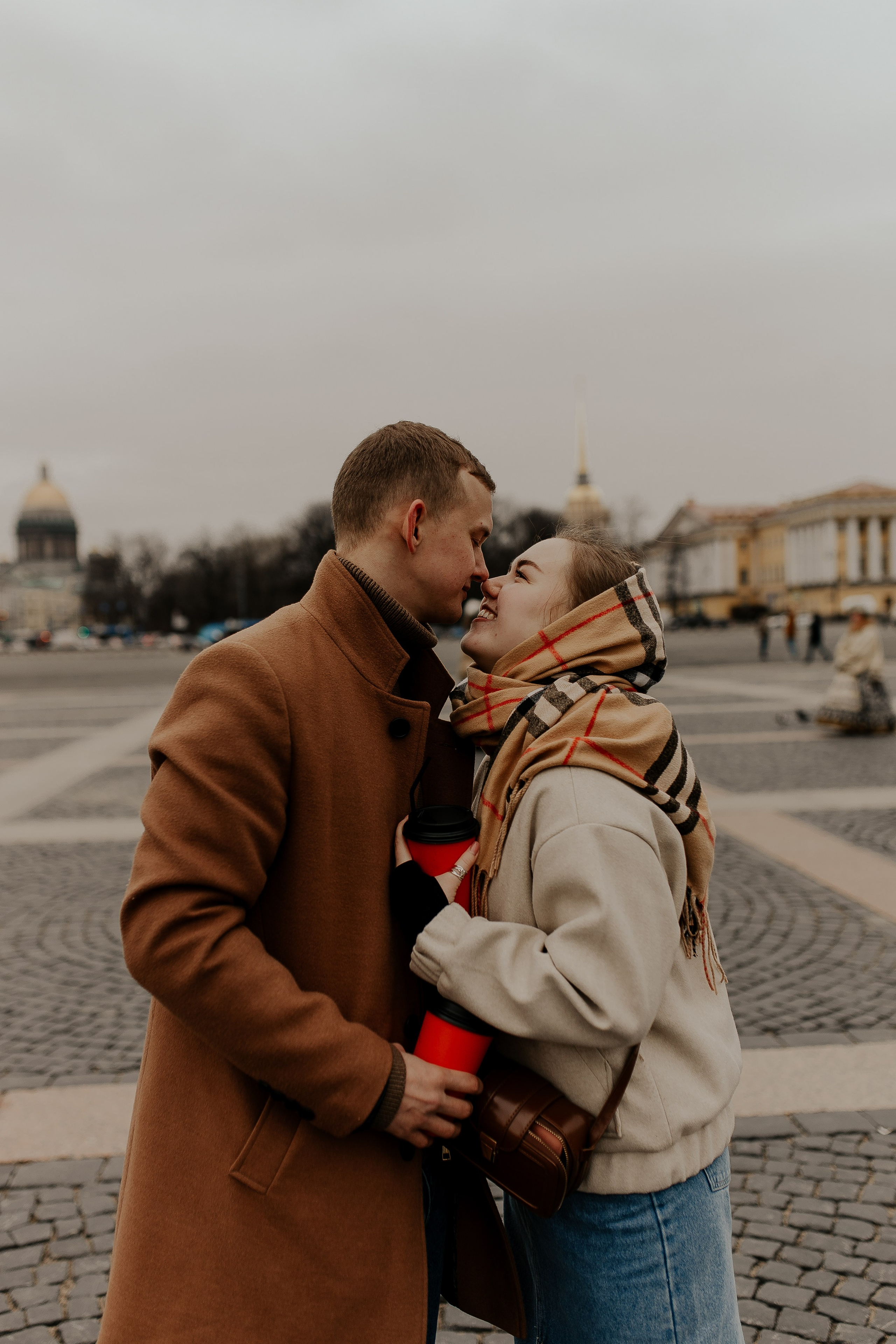 Пара гуляет по Петербургу. Фотограф в Санкт-Петербурге Лиза Семченкова