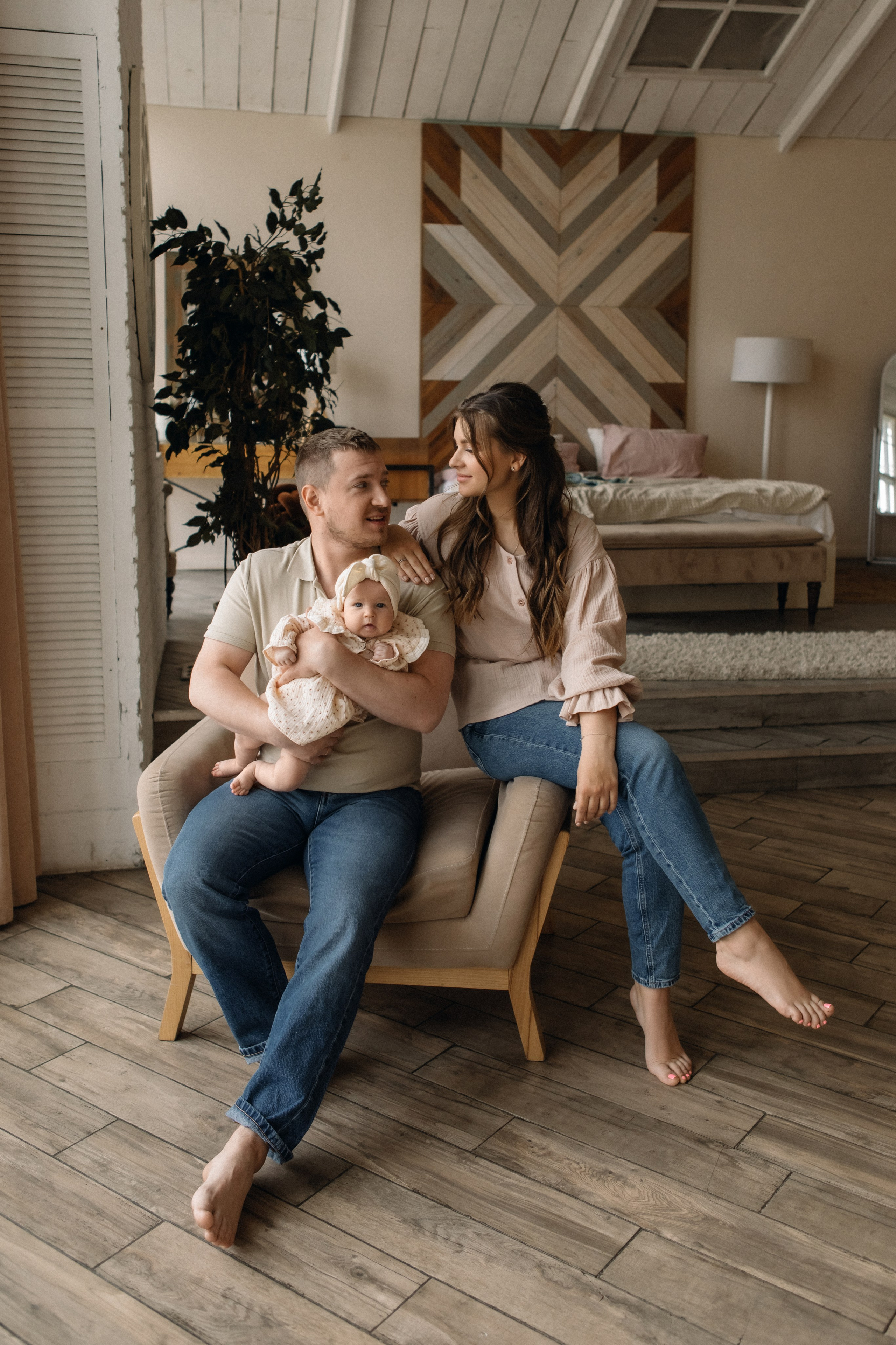 Малышка Ксения и родители. Семейная фотосессия в студии. Фотограф в Москве Ольга Сатони