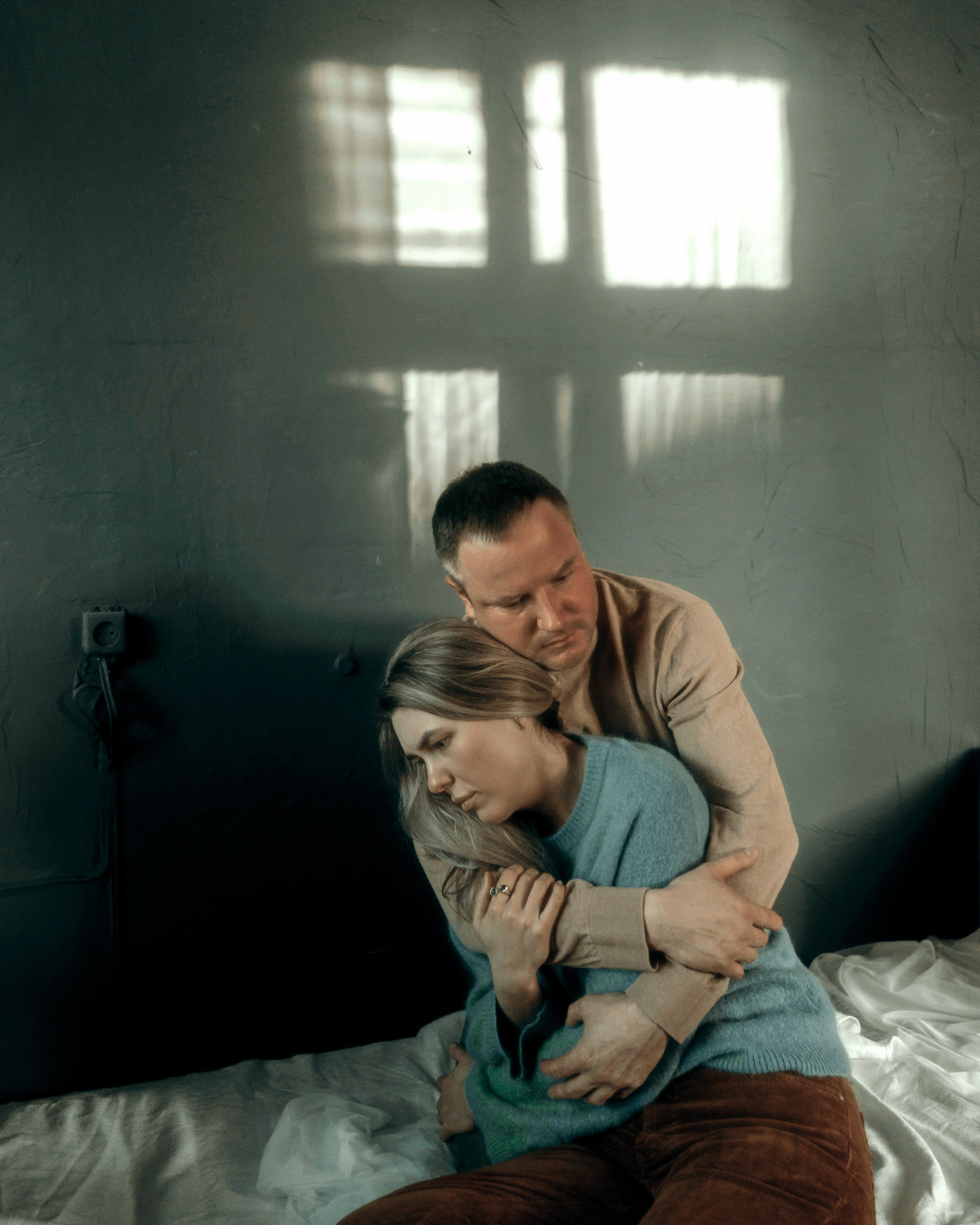 Атмосферная фотосессия пары в интерьере, объятия на кровати и мягкий естественный свет, авторская love story съемка с чувственным настроением
