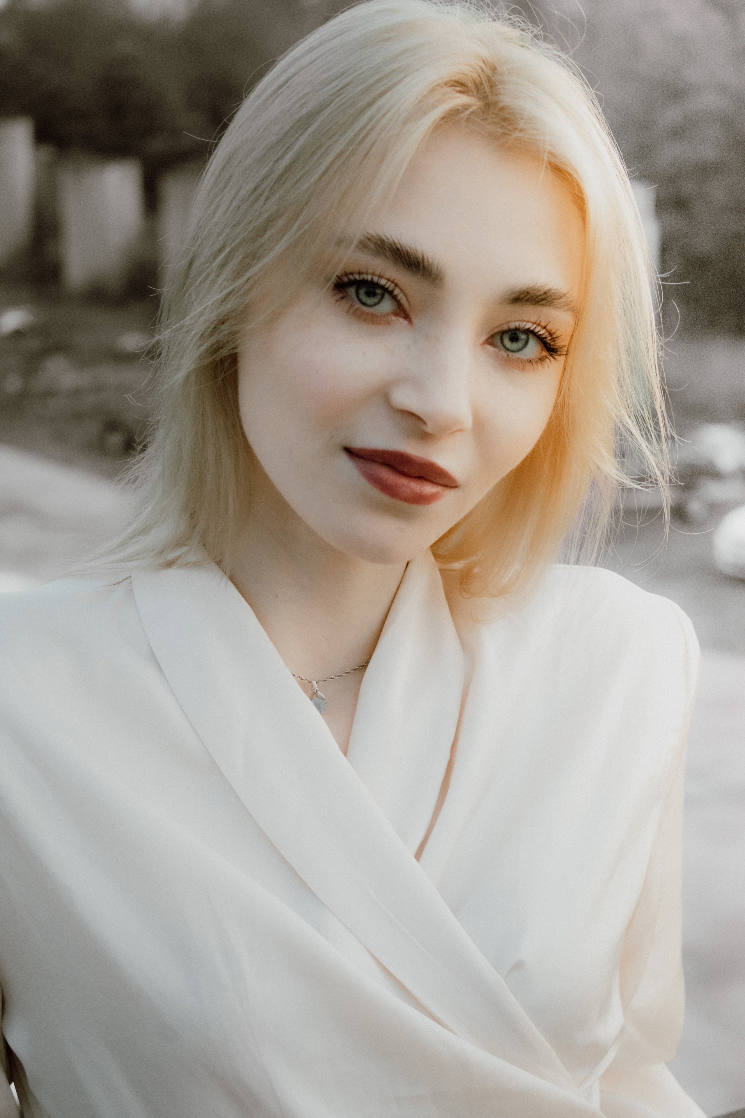 портрет девушки с зелёными глазами в кремовых тонах