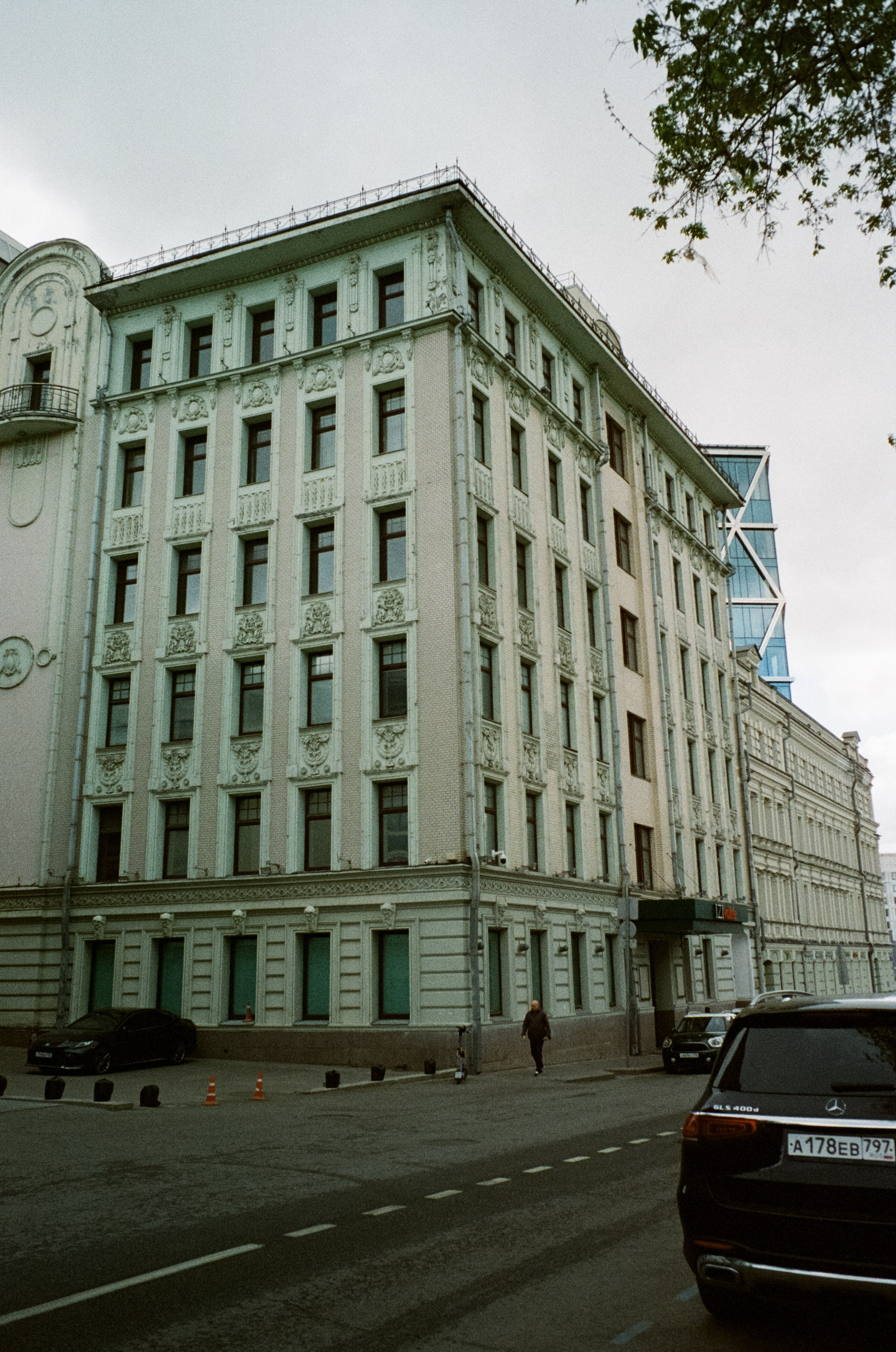 Ул. Поваровка и окрестности | Voigtlander BESSA-T — Voigtlander Ultron 28 mm f/2 | Kodak Ultramax 400 (просрочка) @ ISO 100