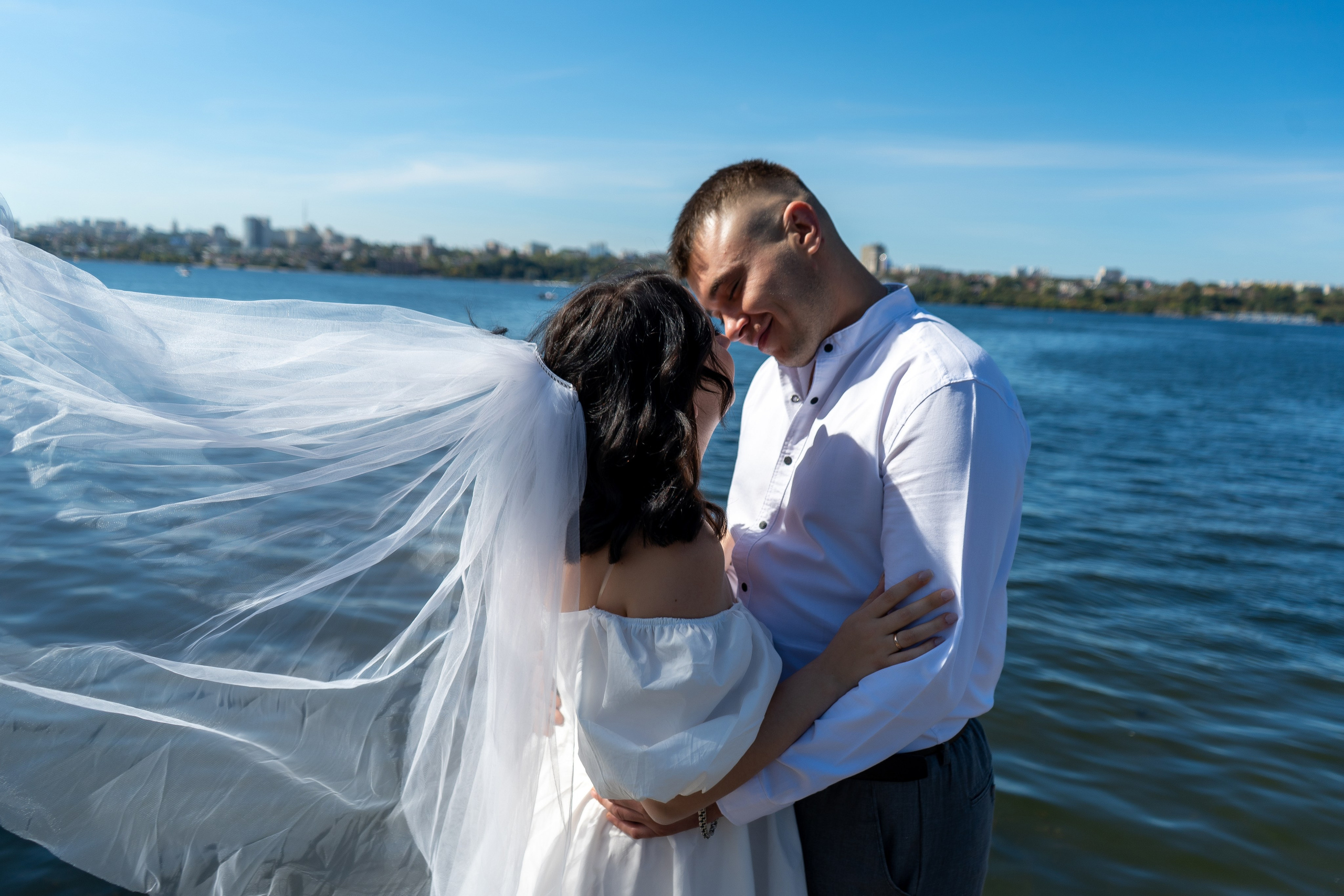 Жених и невеста, развивающаяся фата