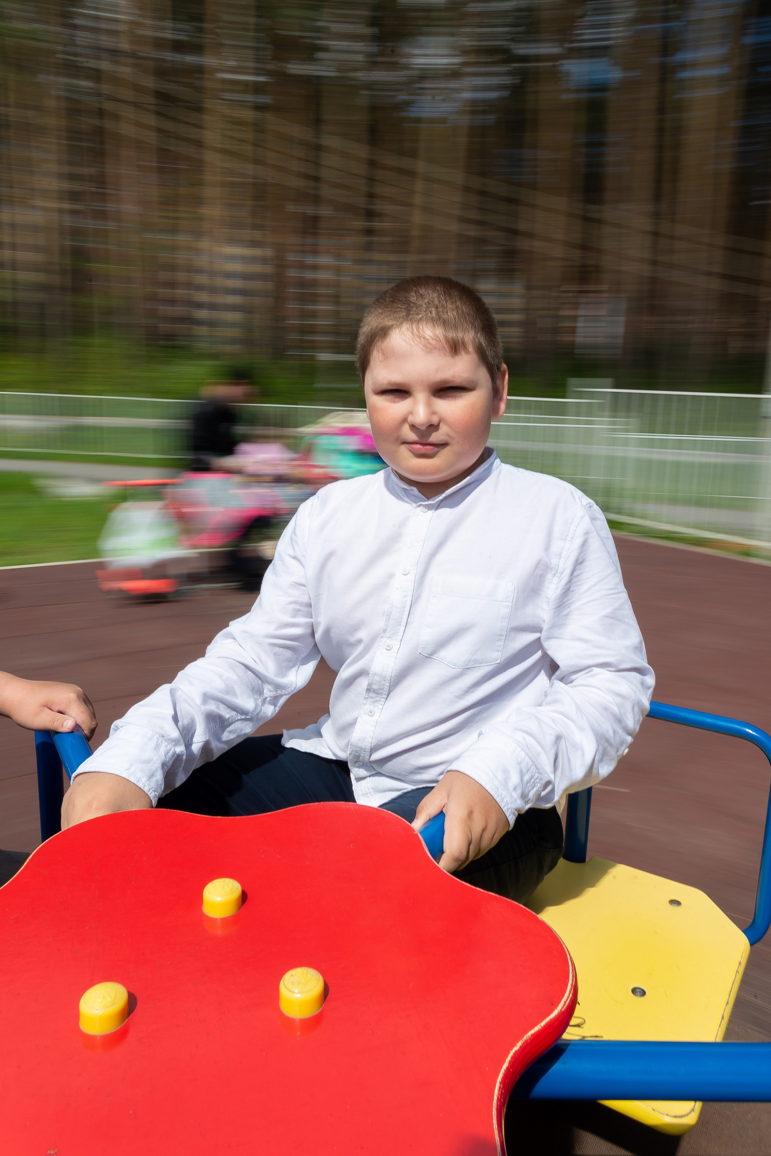 В школьном дворе, парке. Детский фотограф в Екатеринбурге и Берёзовском Евгений Кондаков