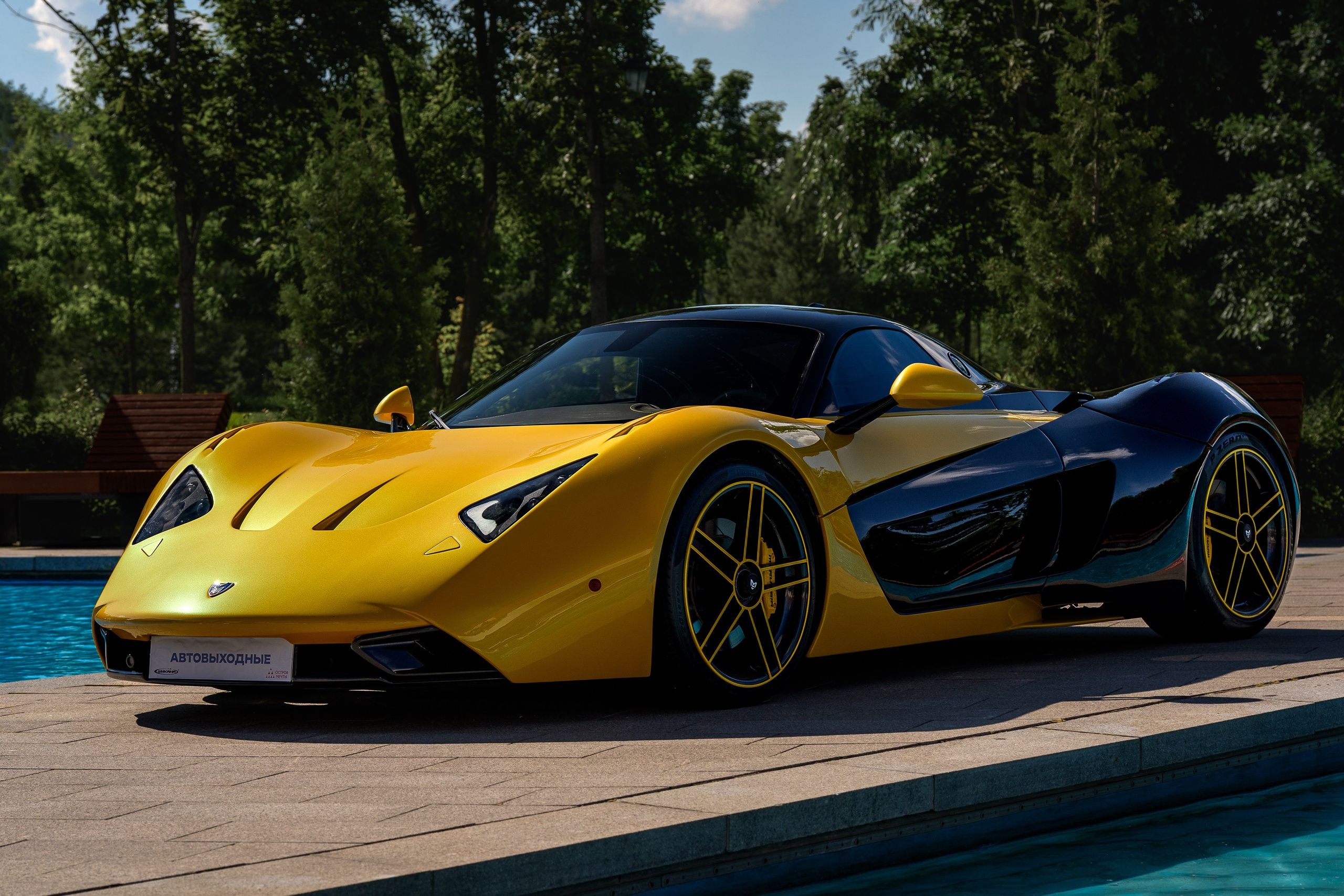 Передний ракурс Marussia B1, фотосъёмка капота, оптики и колёс спорткара