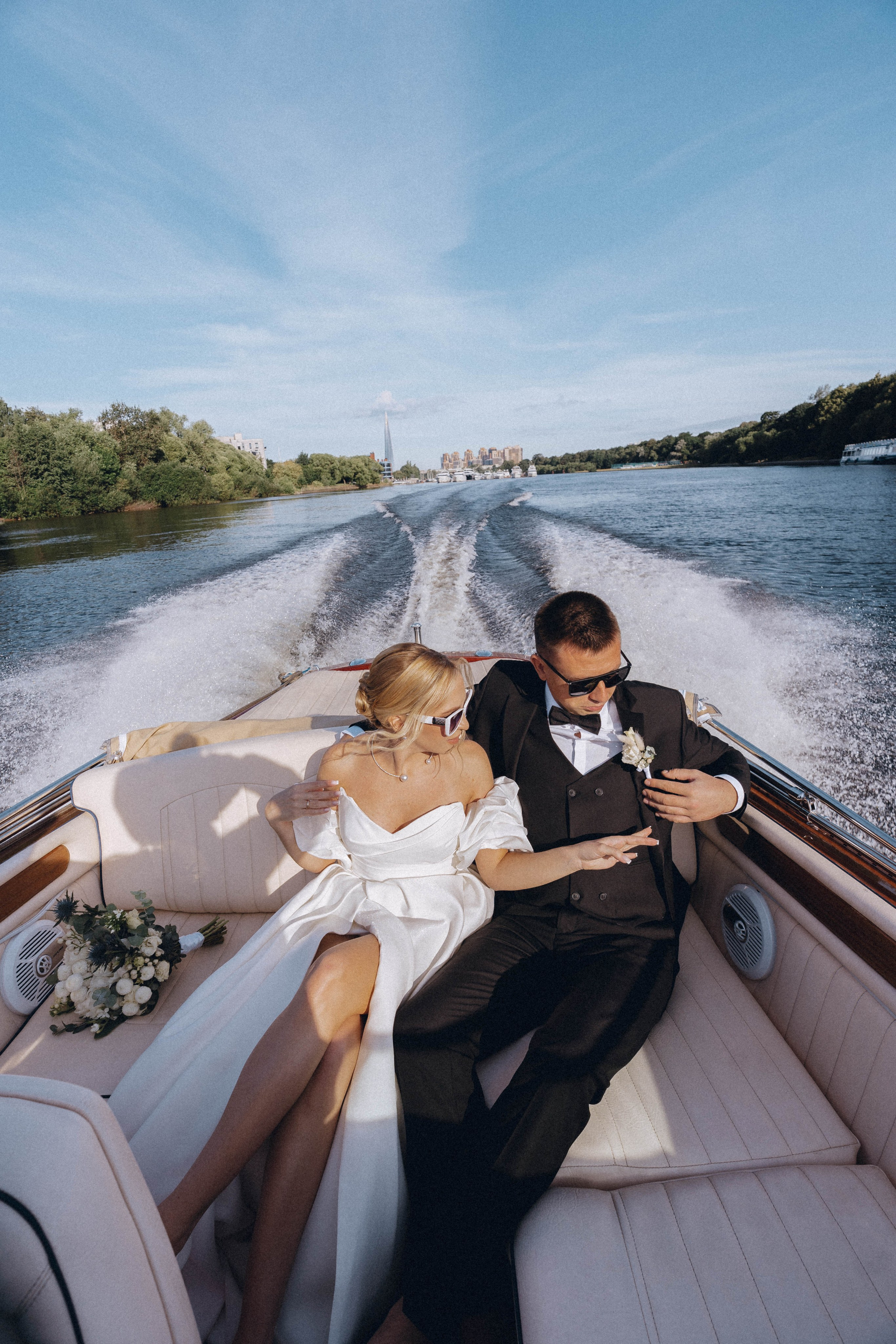 СВАДЕНБНАЯ СЬЕМКА НА КАТЕРЕ ПО КАНАЛАМ САНКТ-ПЕТЕРБУРГА И В АКВАТОРИИ НЕВЫ. Профессиональный фотограф, Санкт-Петербург — Виктория Богомолова
