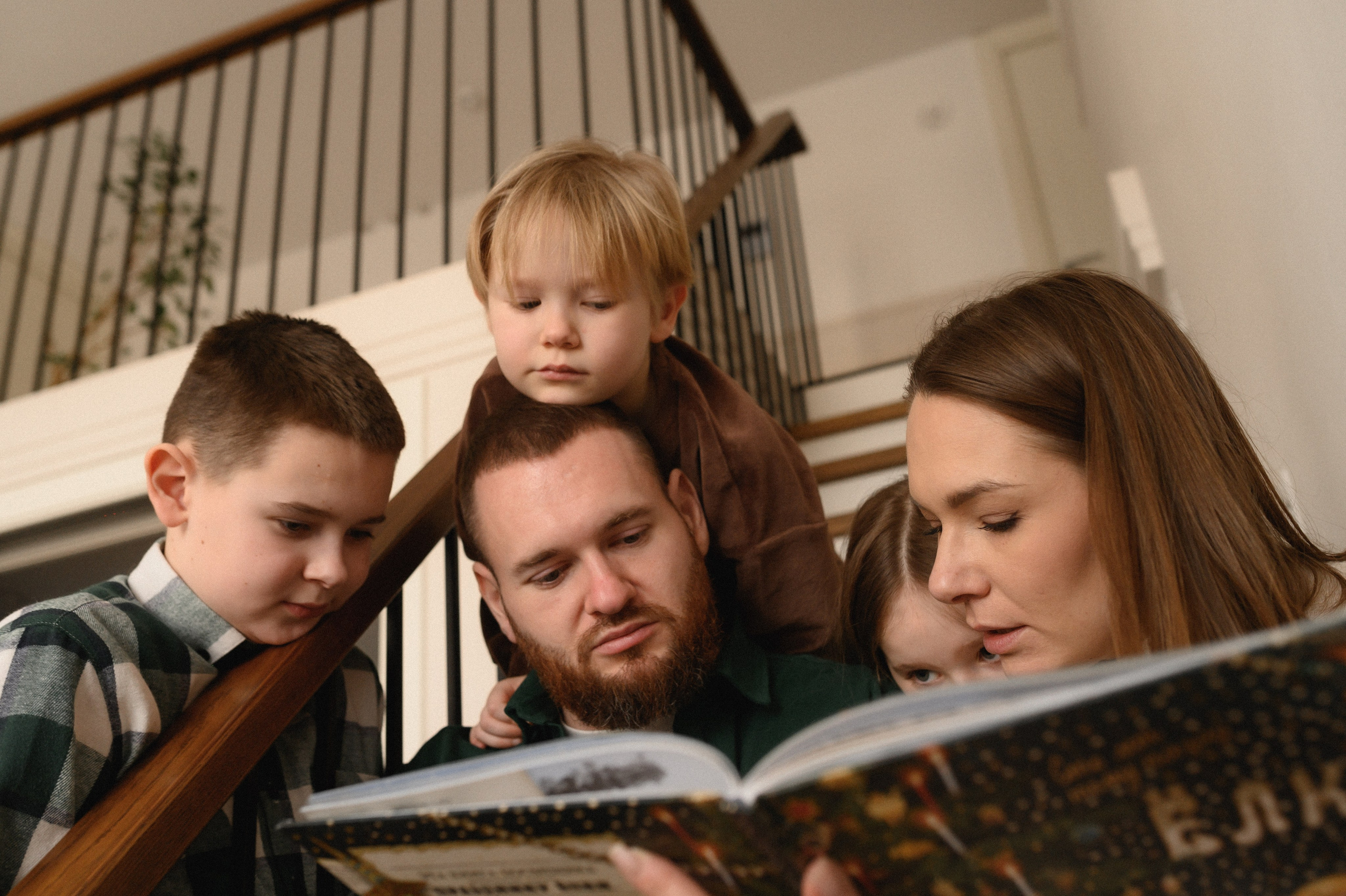 Валентин, Ирина, Евсей, Кира и Агата дома. Семейный и свадебный lifestyle-фотограф в Москве Мария Петрова