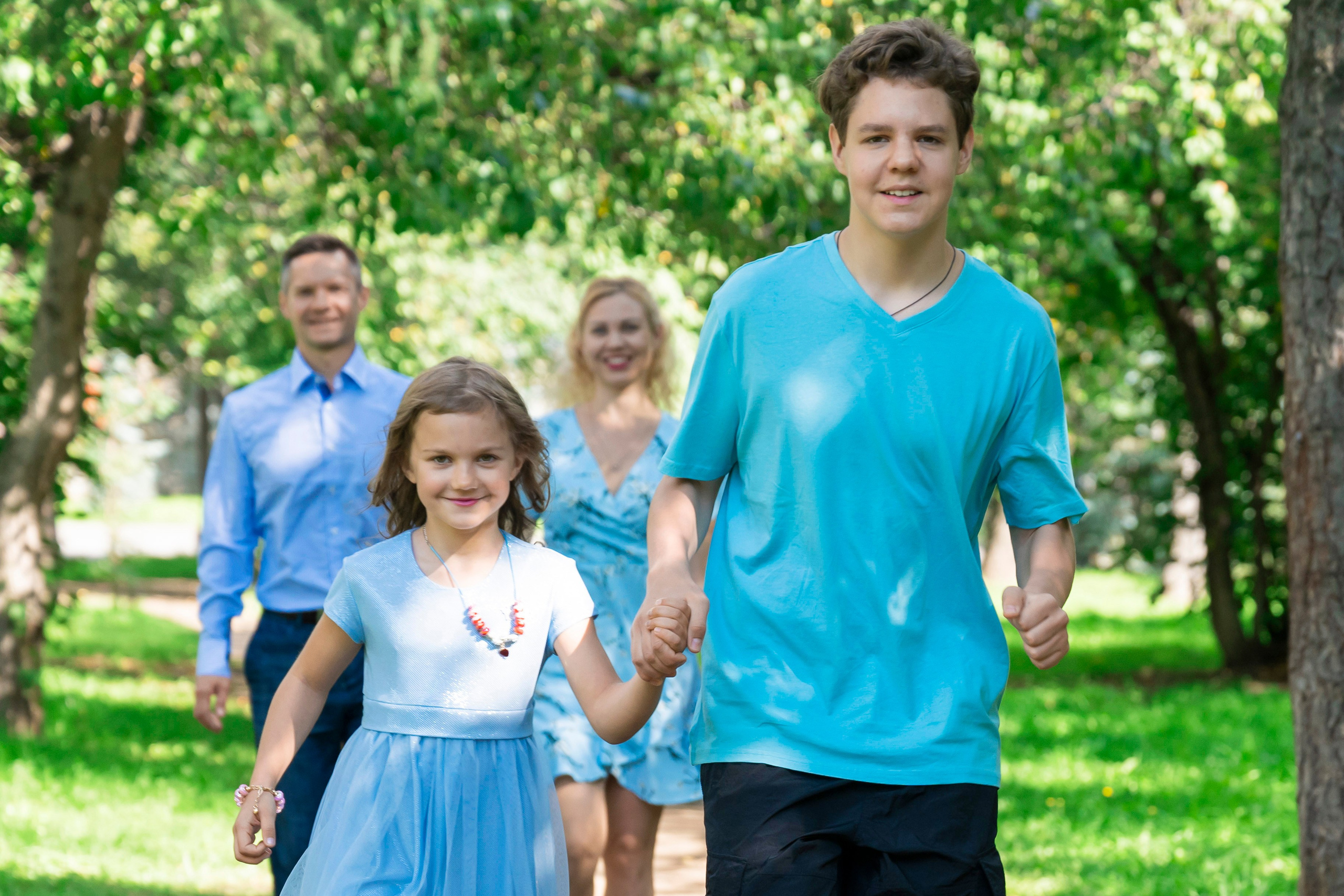 Съёмка всей семьёй. Семейная фотосессия. Фотосессия для большой семьи. Семейный портрет. Семейная фотосессия в студии. Семейная фотосессия на природе. Съёмка на природе