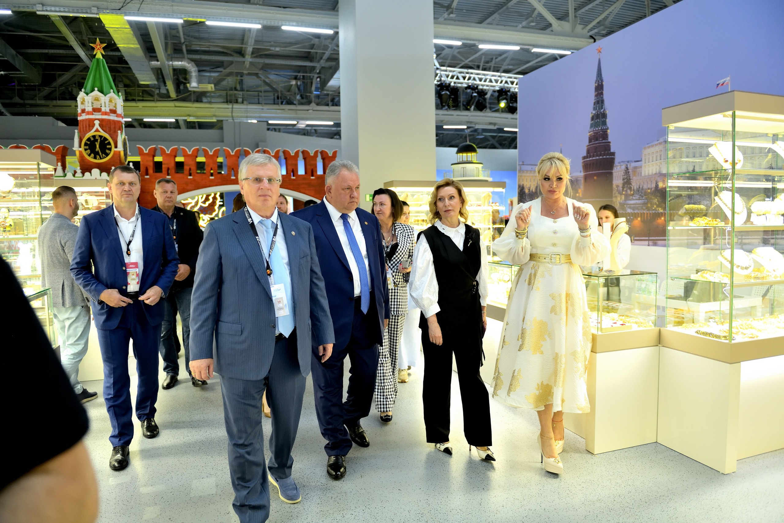 "Высокопоставленные лица на выставке янтаря в Павильоне История России на ВДНХ".