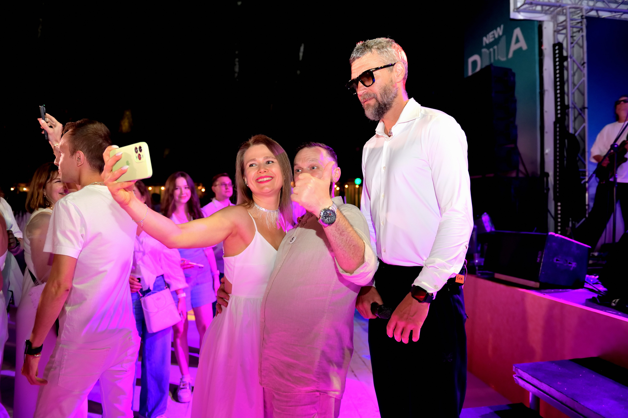 "Владимир Кристовский фотографируется со своими поклонницами".