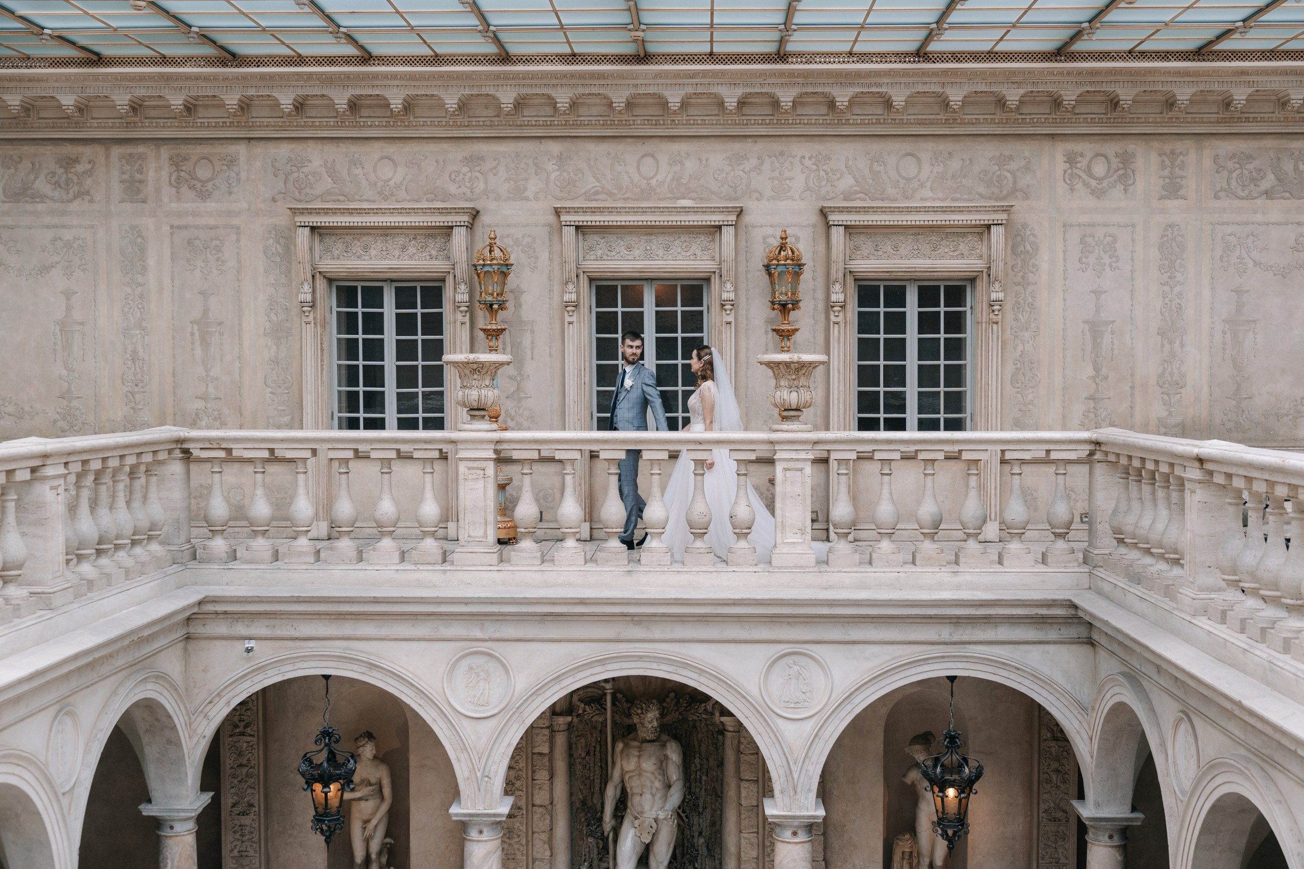 Свадебная фотосессия в отеле Золотое кольцо (Golden Ring Hotel) и ресторане Турандот