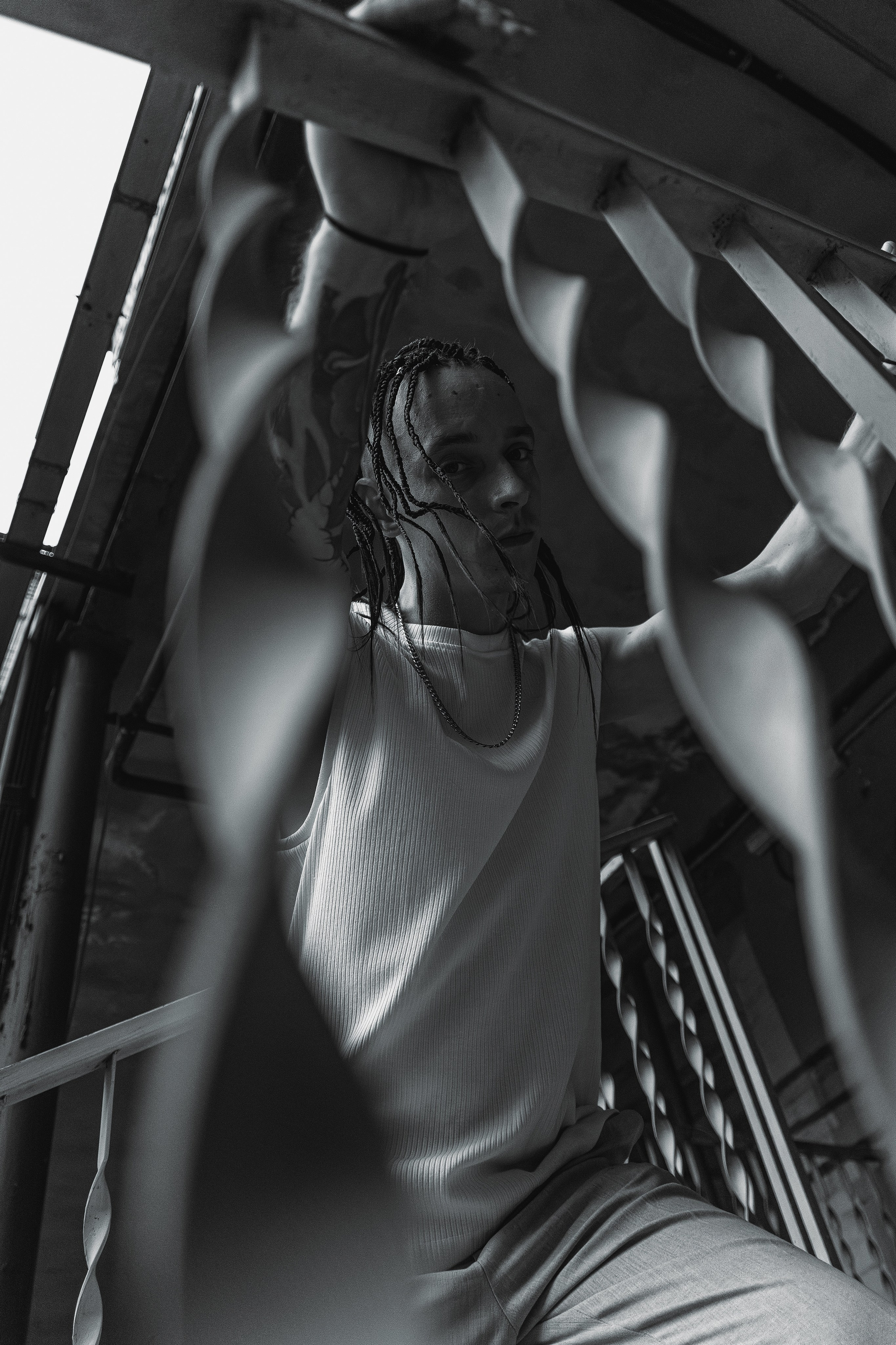 Фотосессия на улице в Ростове-на-Дону Александра. Мужской портрет в ч/б. Мужской фотограф в Ростове-на-Дону. Прогулка по красивым местам и улицам в Ростове-на-Дону. Креативный фотограф в Ростове-на-Дону LaKazaretto. Портфолио фотографа Антона Казарина фотографа в Ростове-на-Дону.