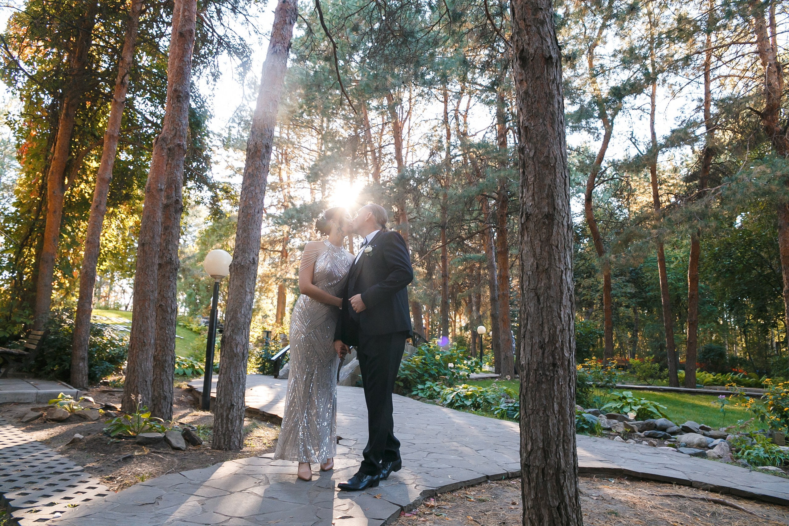 Ксения и Александр: поженились и погуляли в парке санатория Горная поляна. Событийный фотограф Максим Бескоровайновнов