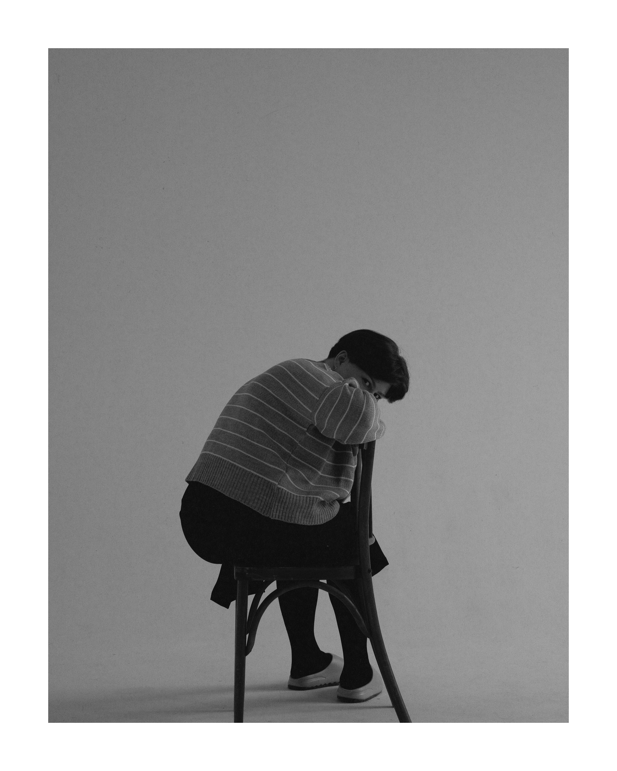 Женская съемка в студии на нейтральном фоне