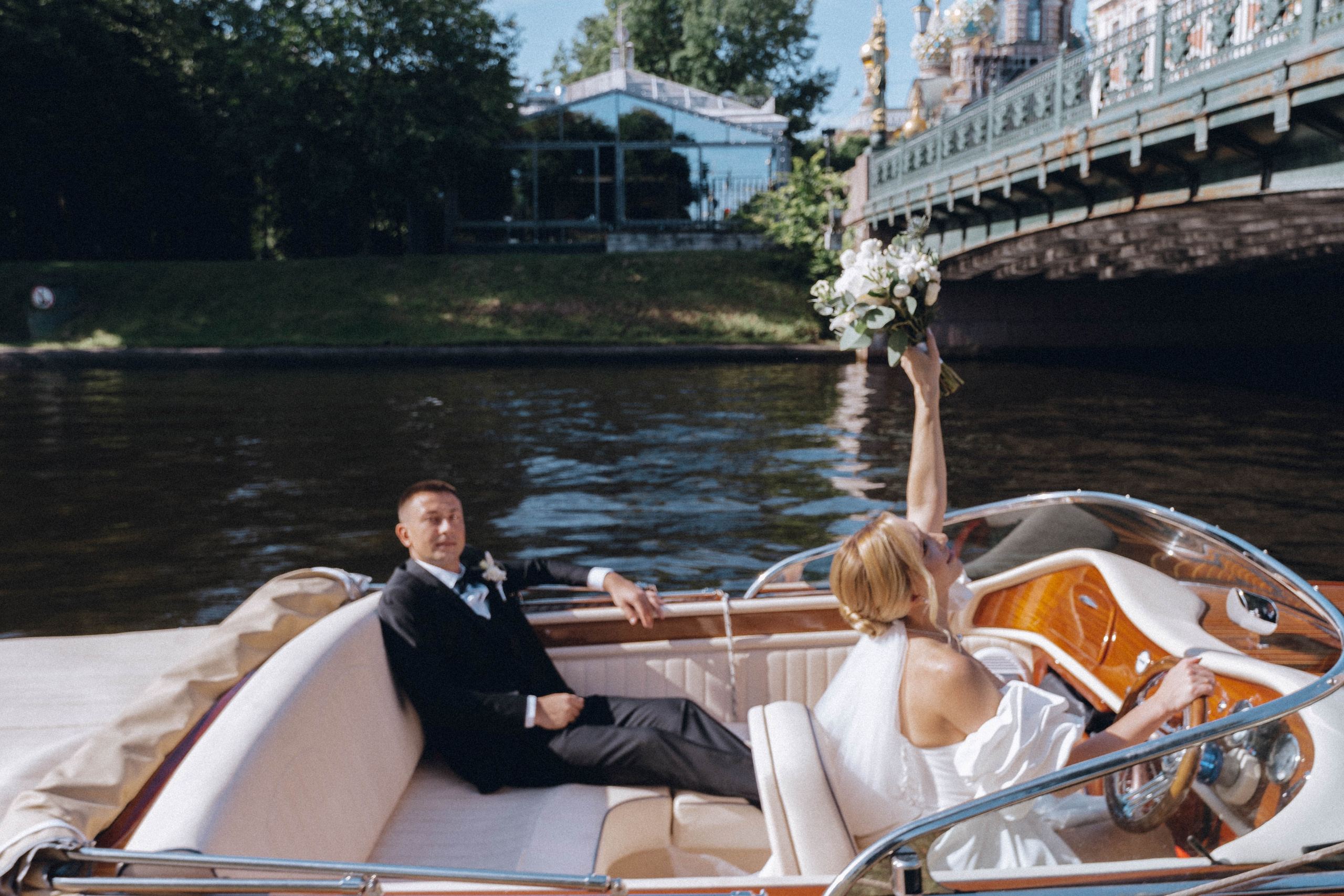 СВАДЕНБНАЯ СЬЕМКА НА КАТЕРЕ ПО КАНАЛАМ САНКТ-ПЕТЕРБУРГА И В АКВАТОРИИ НЕВЫ. Профессиональный фотограф, Санкт-Петербург — Виктория Богомолова