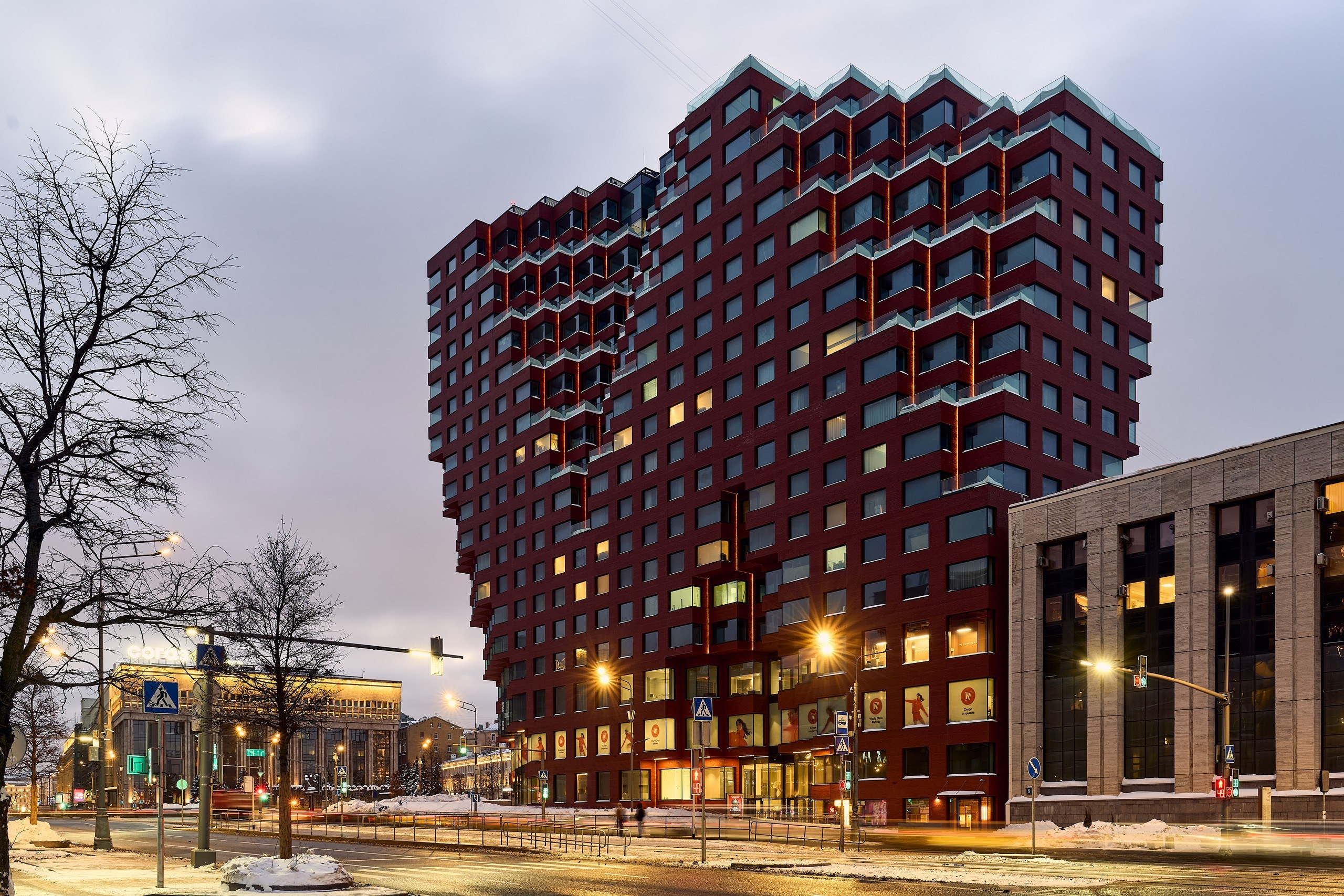 Теплые огни ЖК RED7 и большого города в холодный февральский "синий" час после заката