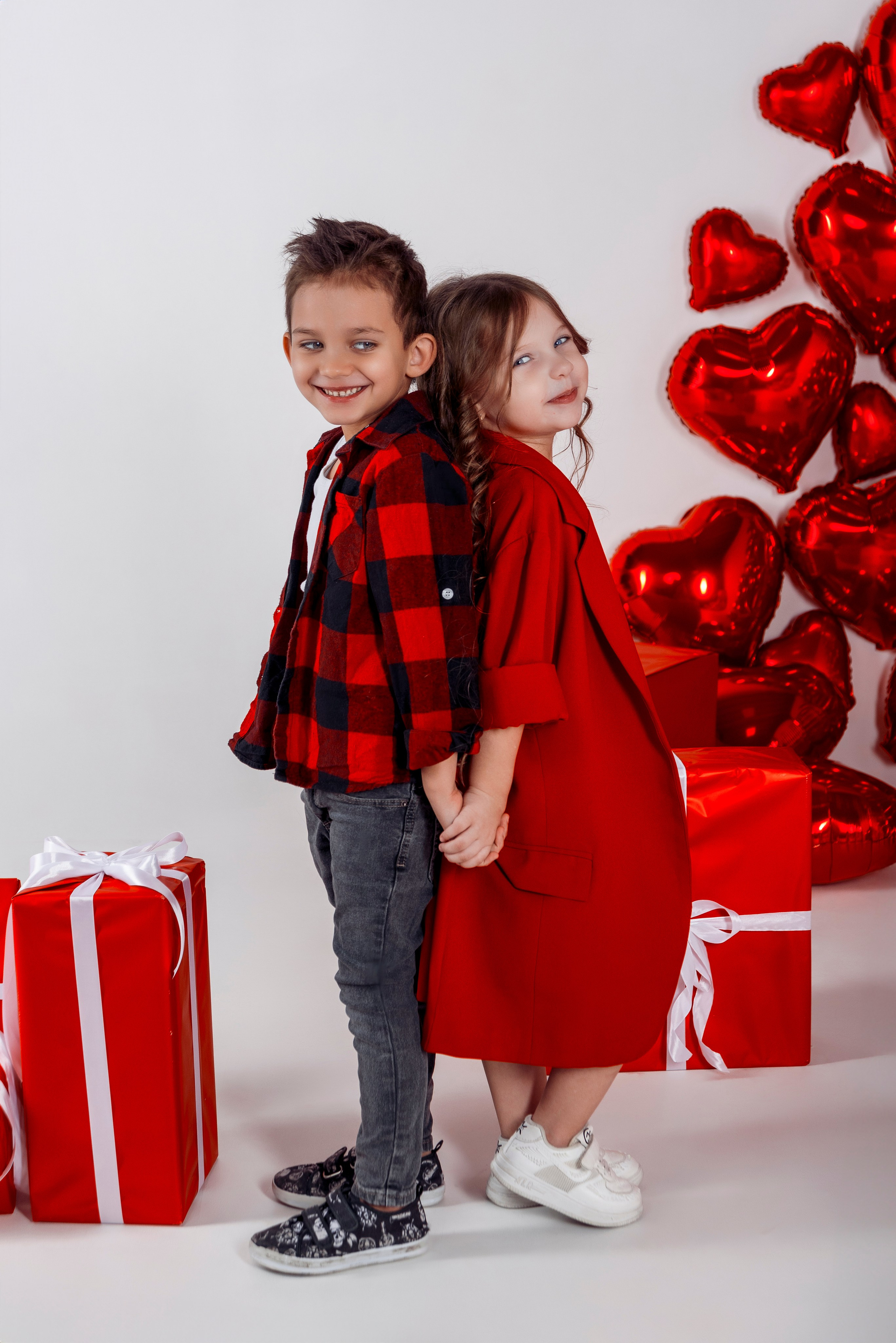 Детская фотосессия с красными сердцами в фотостудии Сочи. Детский студийный фотограф Сочи