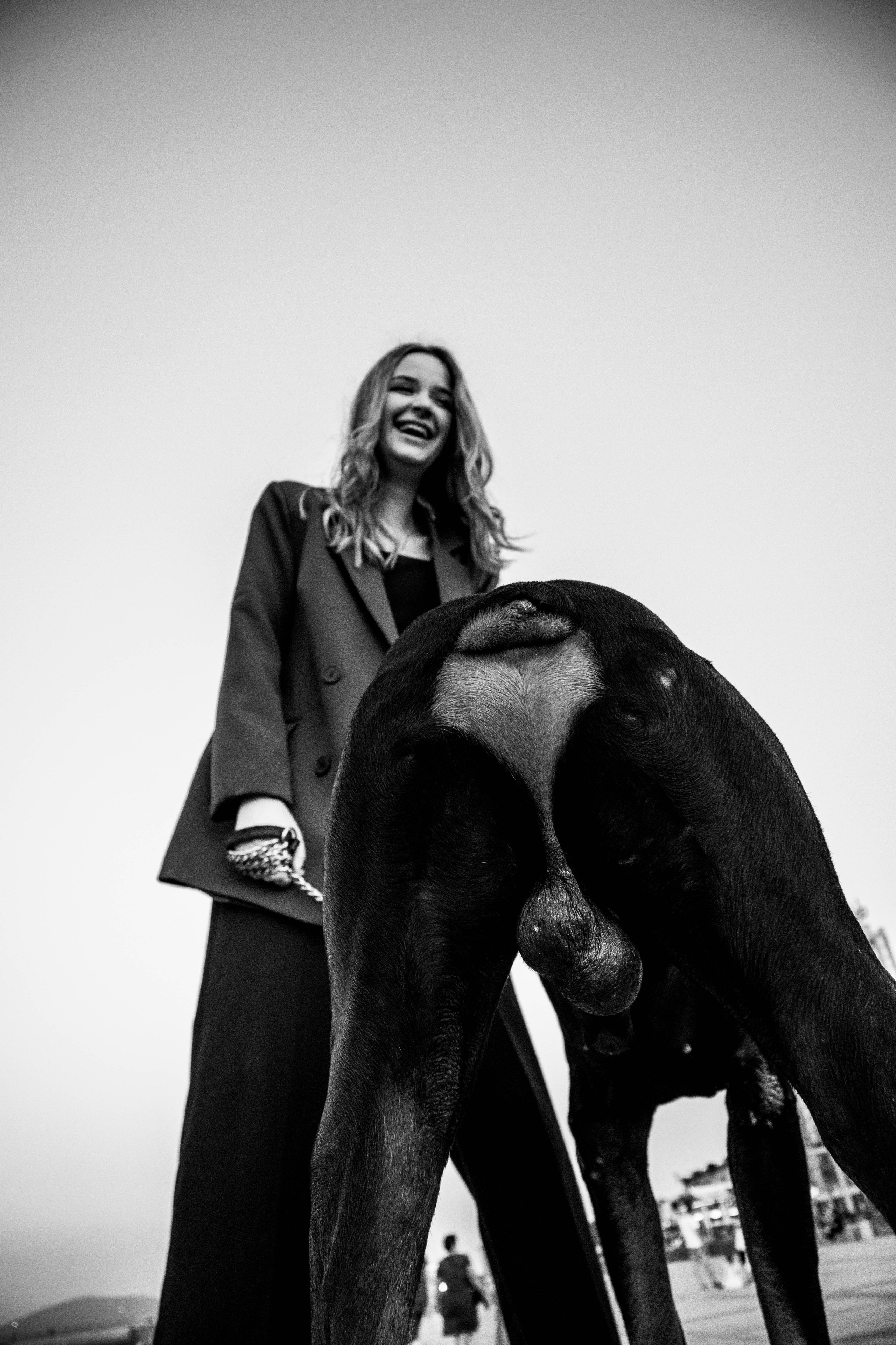 «Жизнь в ритме шага: пара с доберманом». Уличный фотограф Города N