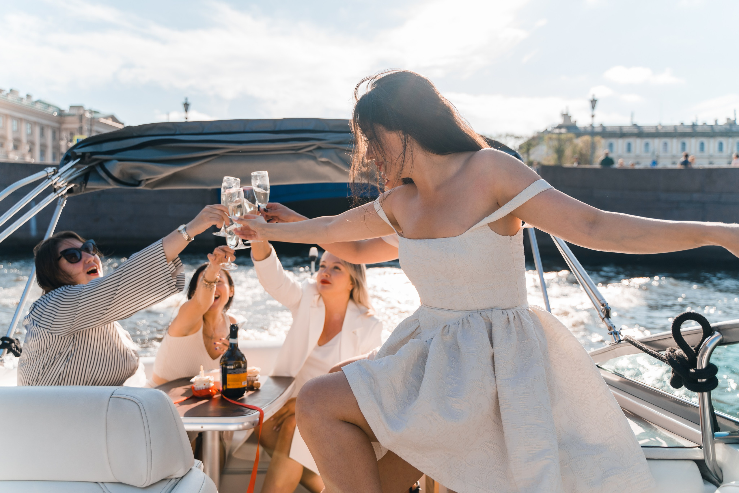 Фотосъемка девичника, встреча девушек, веселые женские портреты