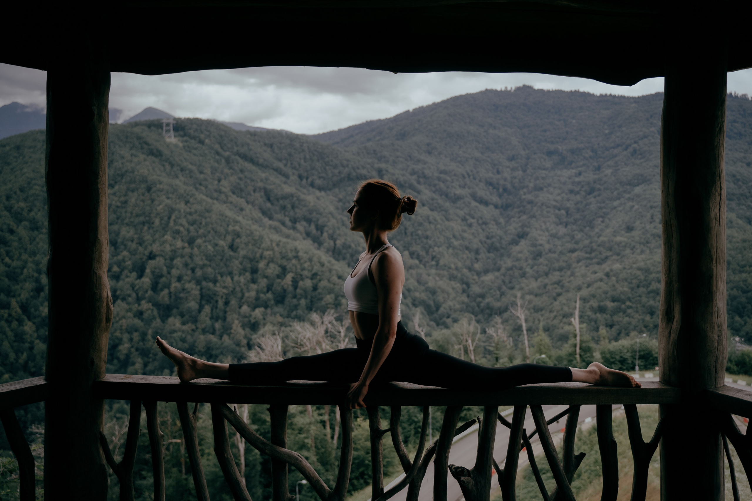 Фотография девушки на шпагате 