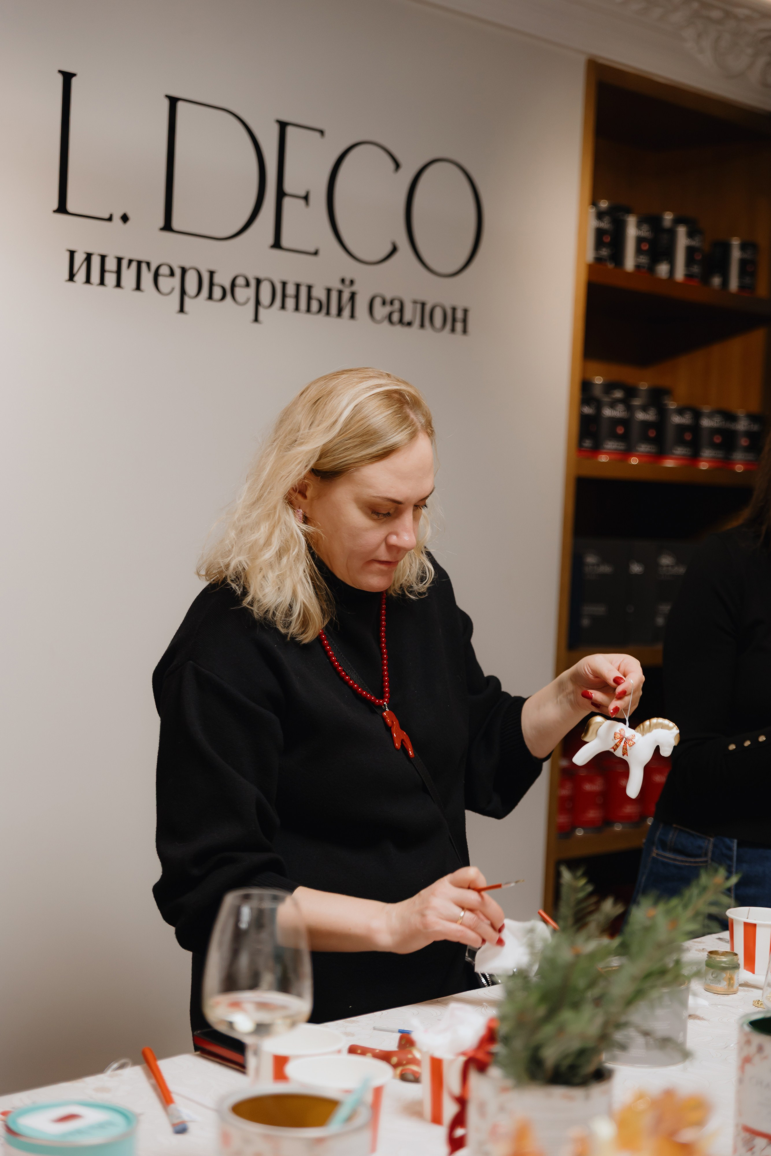 Предновогодний «Кофе-рейв» в L. DECO 17 декабря 2025 года. L. Deco интерьерный салон. Краски/обои/лепной декор