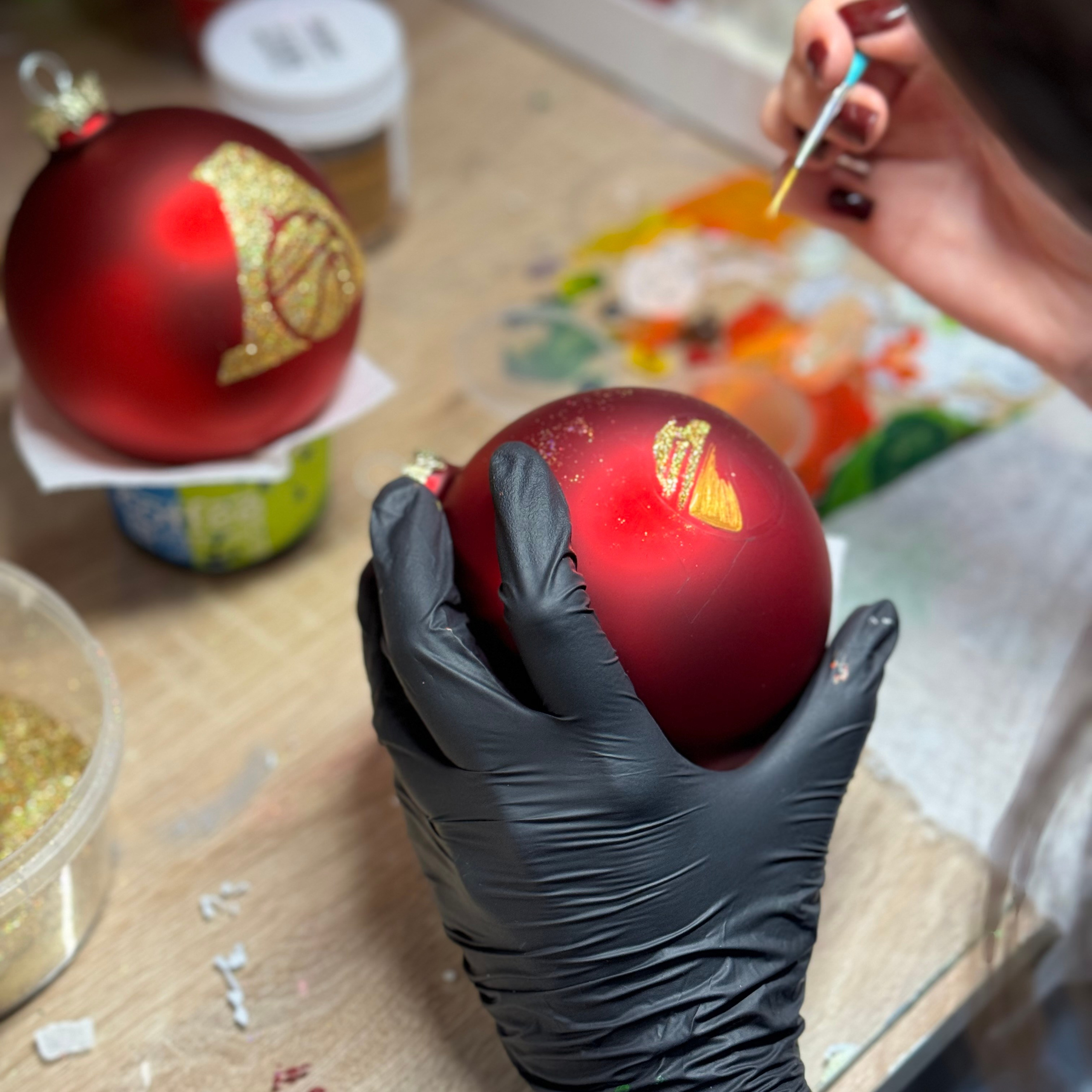 ArtSHARm- наше портфолио по ёлочным шарам с ручной росписью. Художественная ручная роспись елочных шаров, корпоративные подарки и восковые аромасвечи