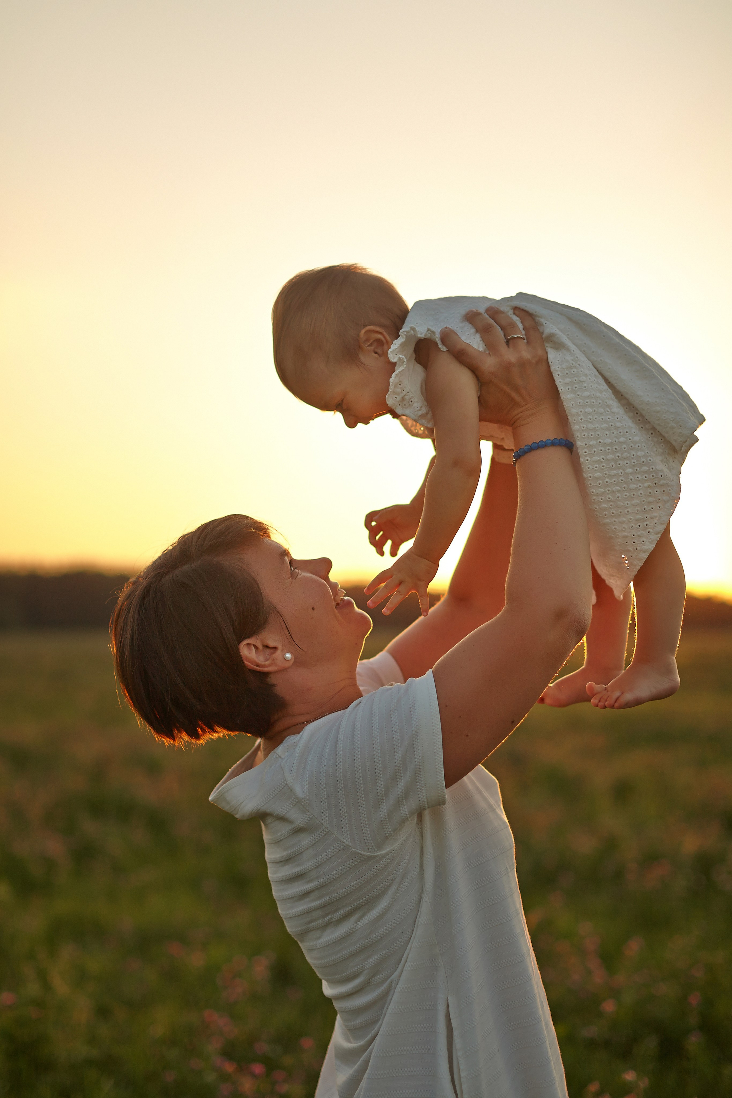 Мама с дочкой в поле на закате. Фотограф Ольга Ефремова
