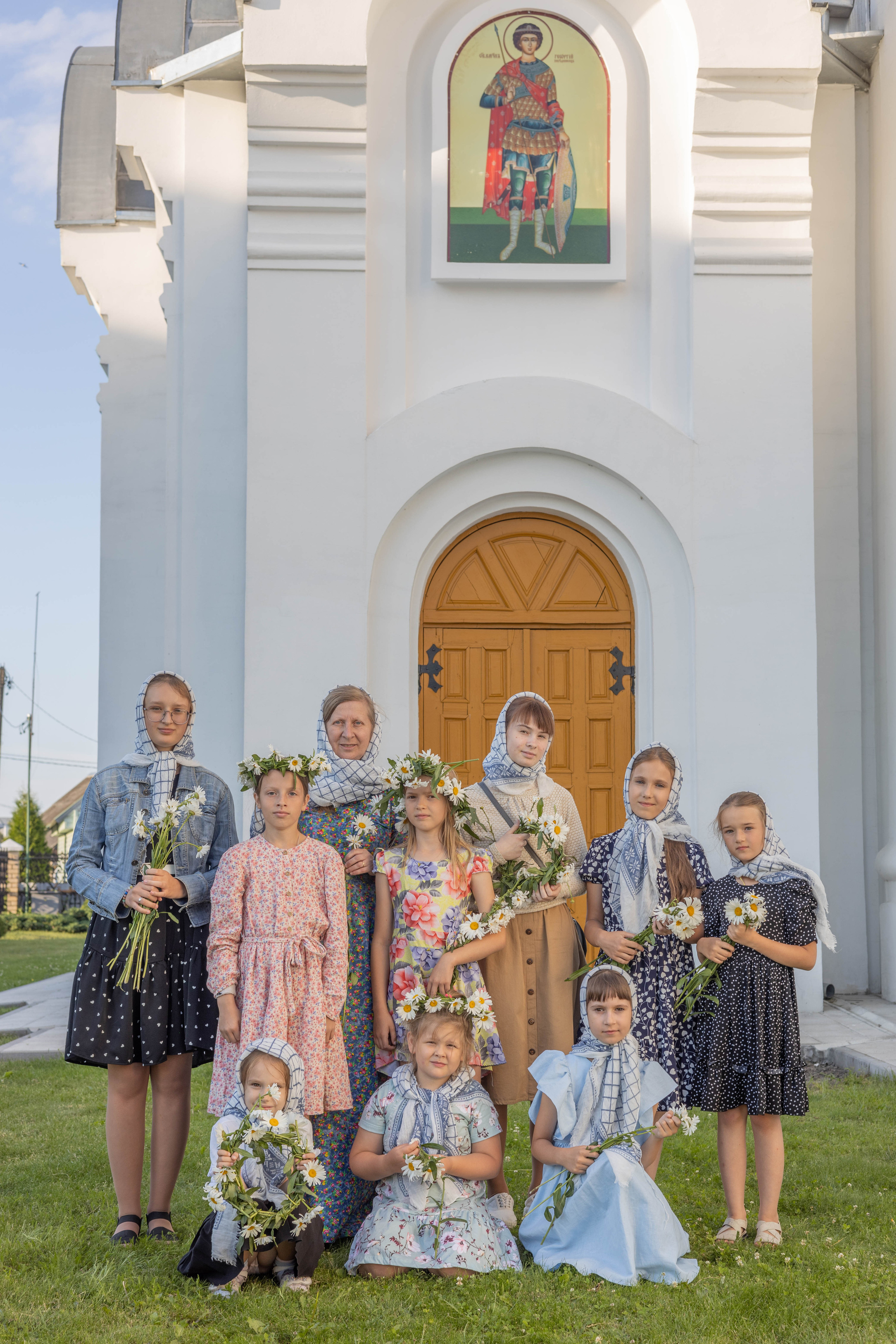 Четвертый день нашего знакомства подходил к концу. Мы тепло попрощались с ребятами и преподавателями, пообещав, что следующим летом, 12 июля, мы обязательно навестим их и еще раз отснимем повзрослевших на один год детей.