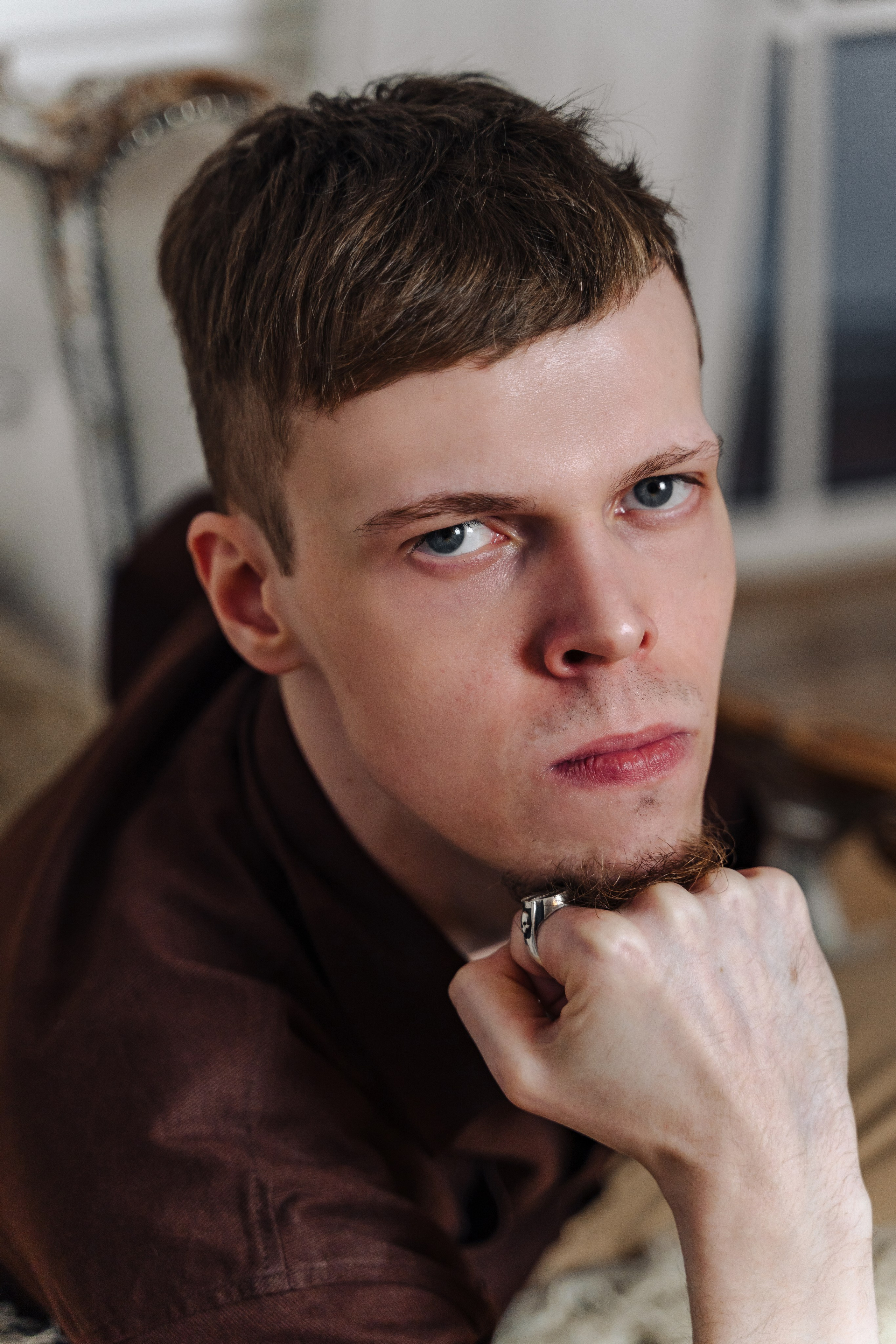 Зимняя фотосессия лавстори с предложением руки и сердца в фотостудии