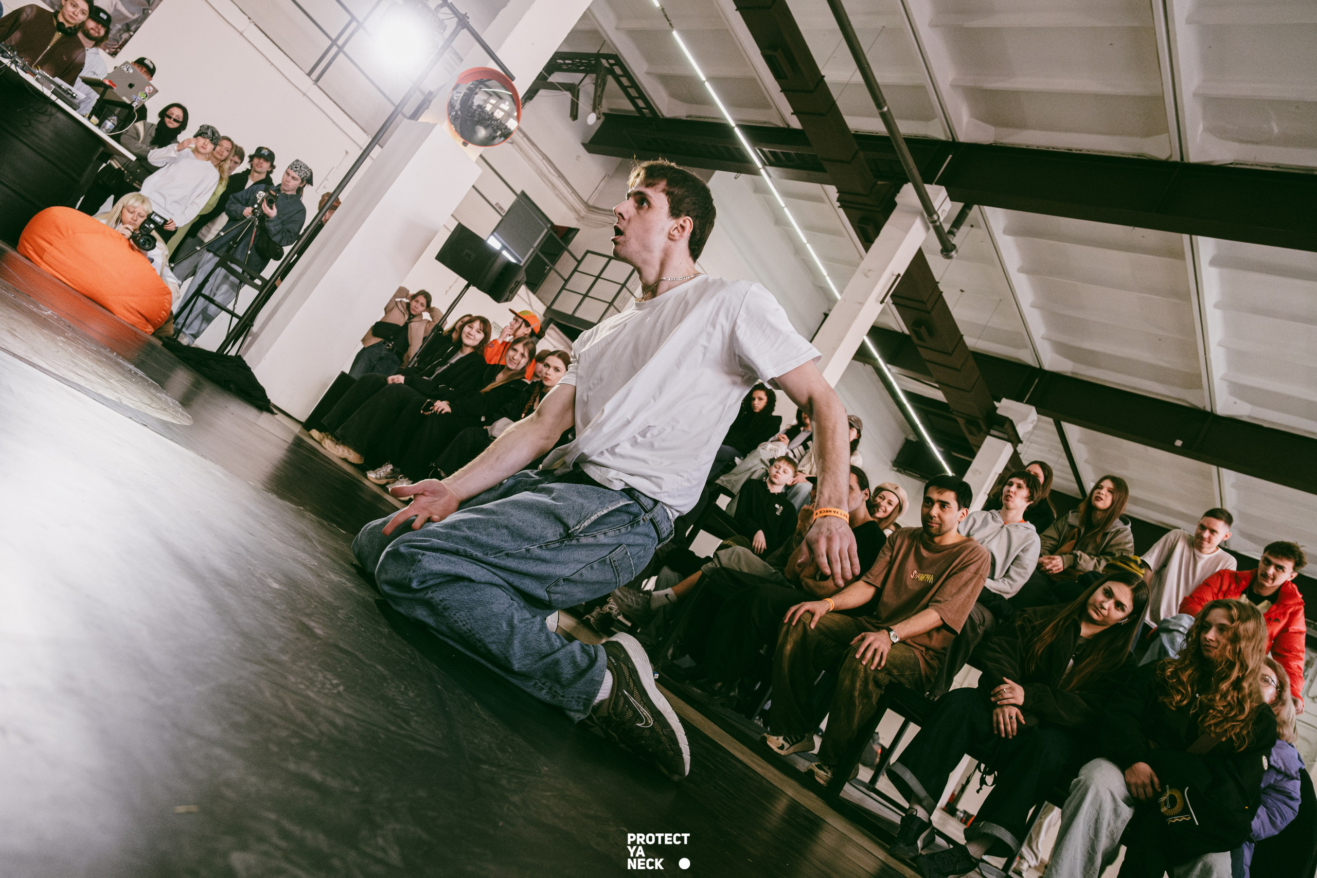 PROTECT YA NECK 22/03 (@youlovebu). Соня бу тебя сфоткала