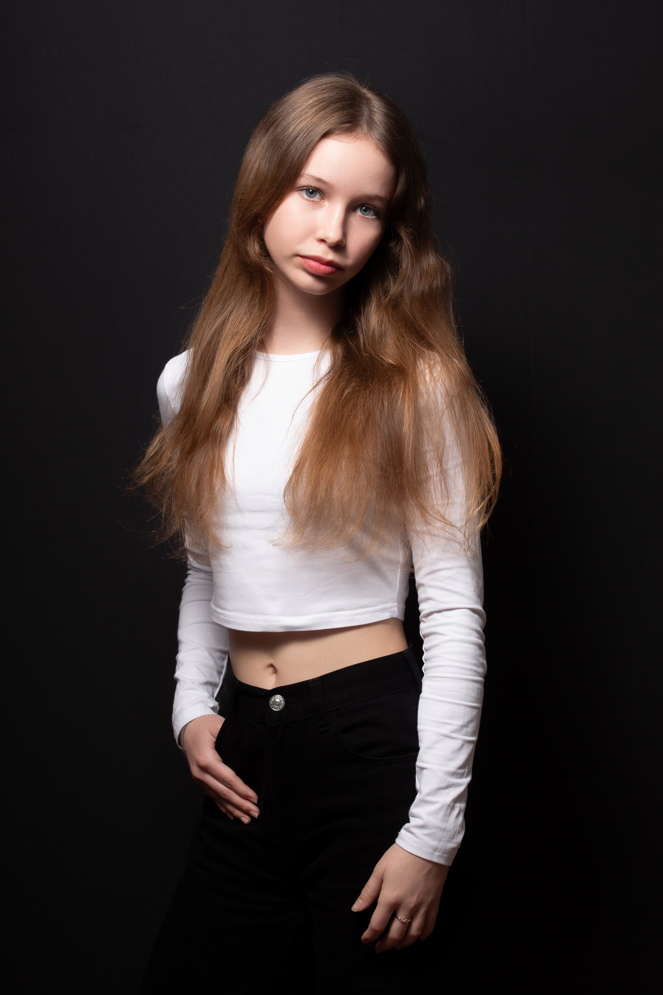 Портретная фотосессия для учеников 9 класса на чёрном фоне | Школьный фотограф Николай Богатырёв | Твой альбом / Твои правила. ТВОЙ АЛЬБОМ / ТВОИ ПРАВИЛА