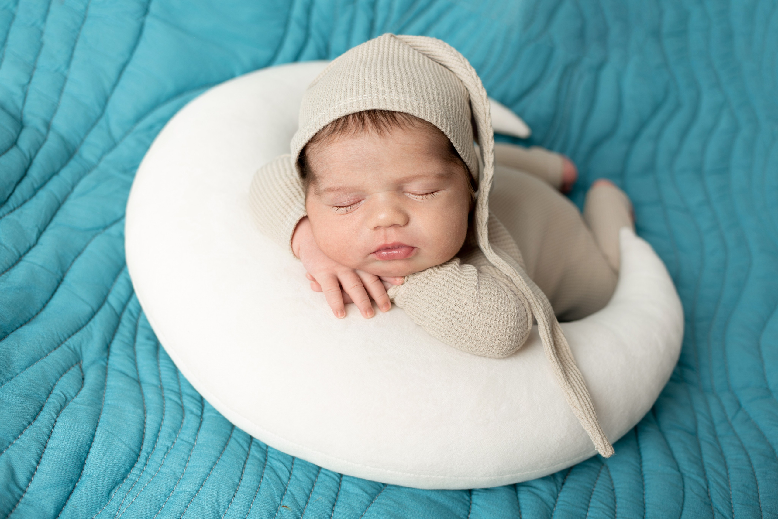 Ньюборн Крепыш малыш Эмиль. Фотограф новорожденных в Нижневартовске Лара Курдюкова