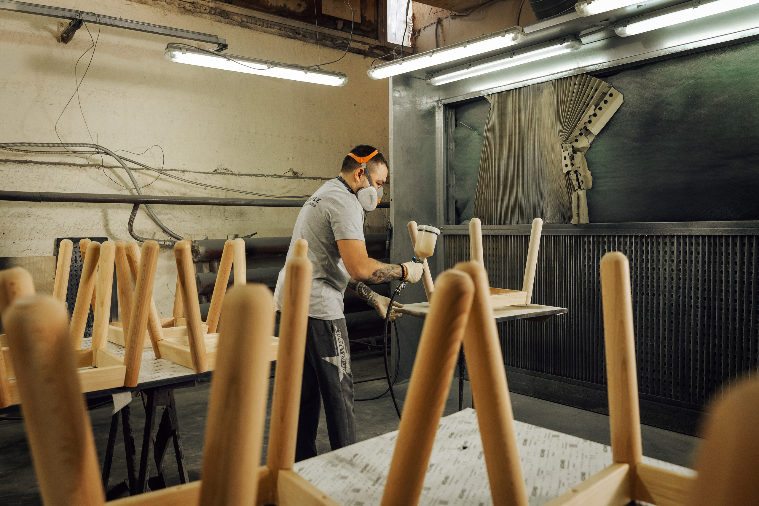 Покрасочный цех лакировка ножек для мебели