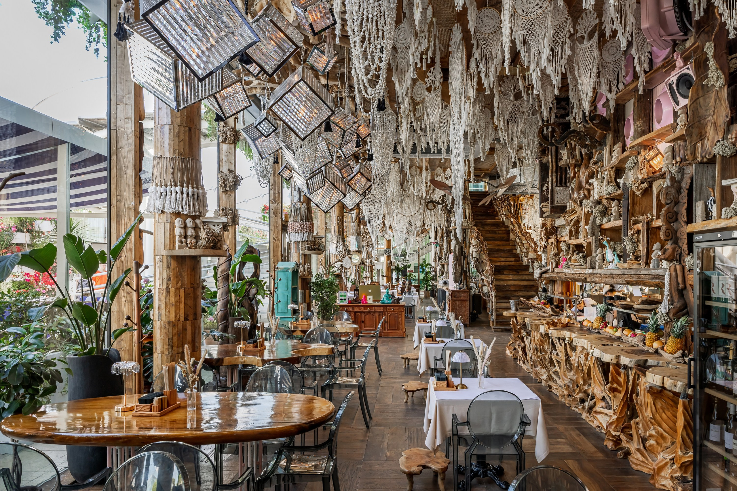 Съёмка ресторана Made in Bali на Пушкинской набережной — фото интерьера и экстерьера