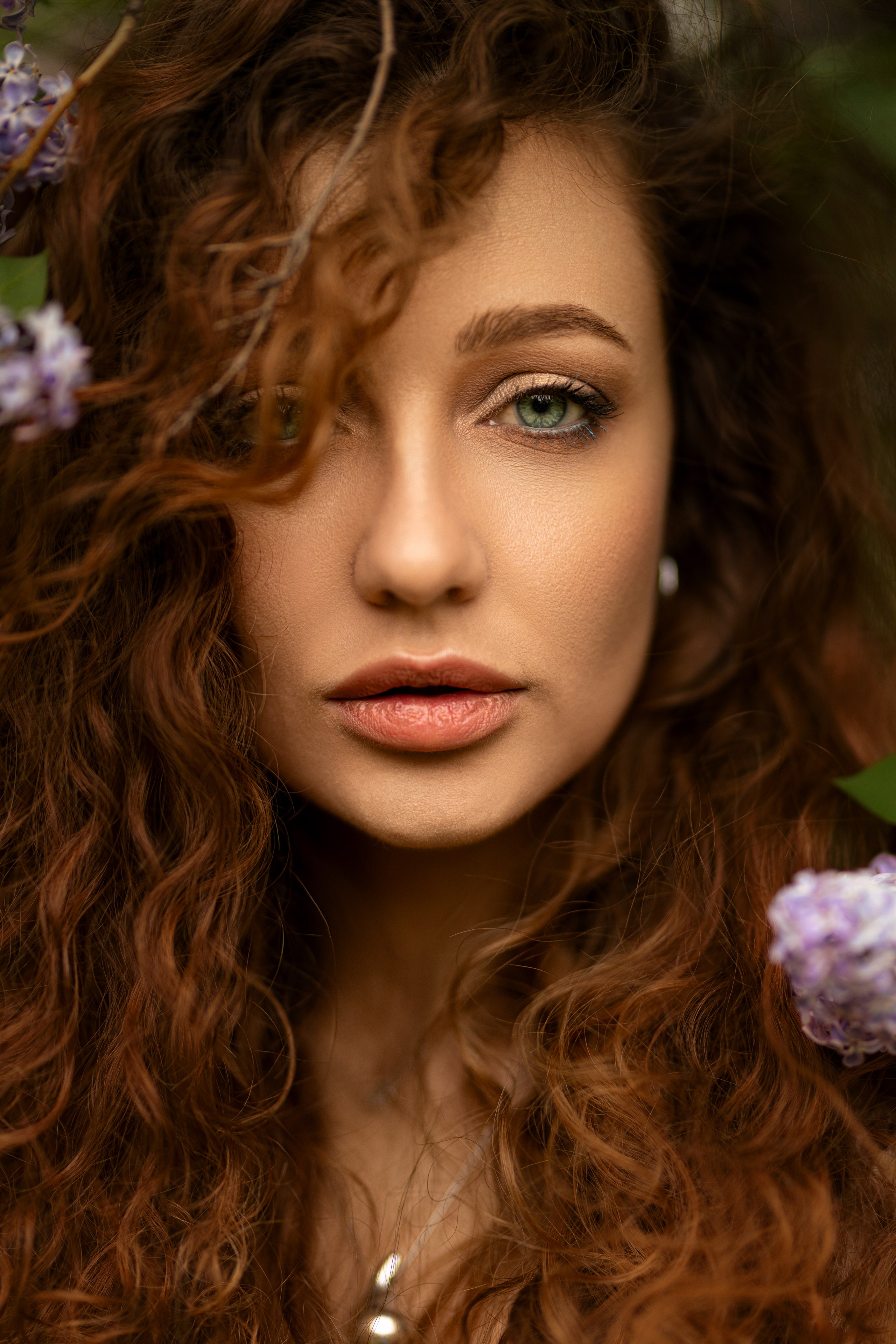 Фотосет с Дианой в цветущей сирени в Воронеже в формате для «себя». Дмитрий Шульгин, портретный фотограф в Воронеже