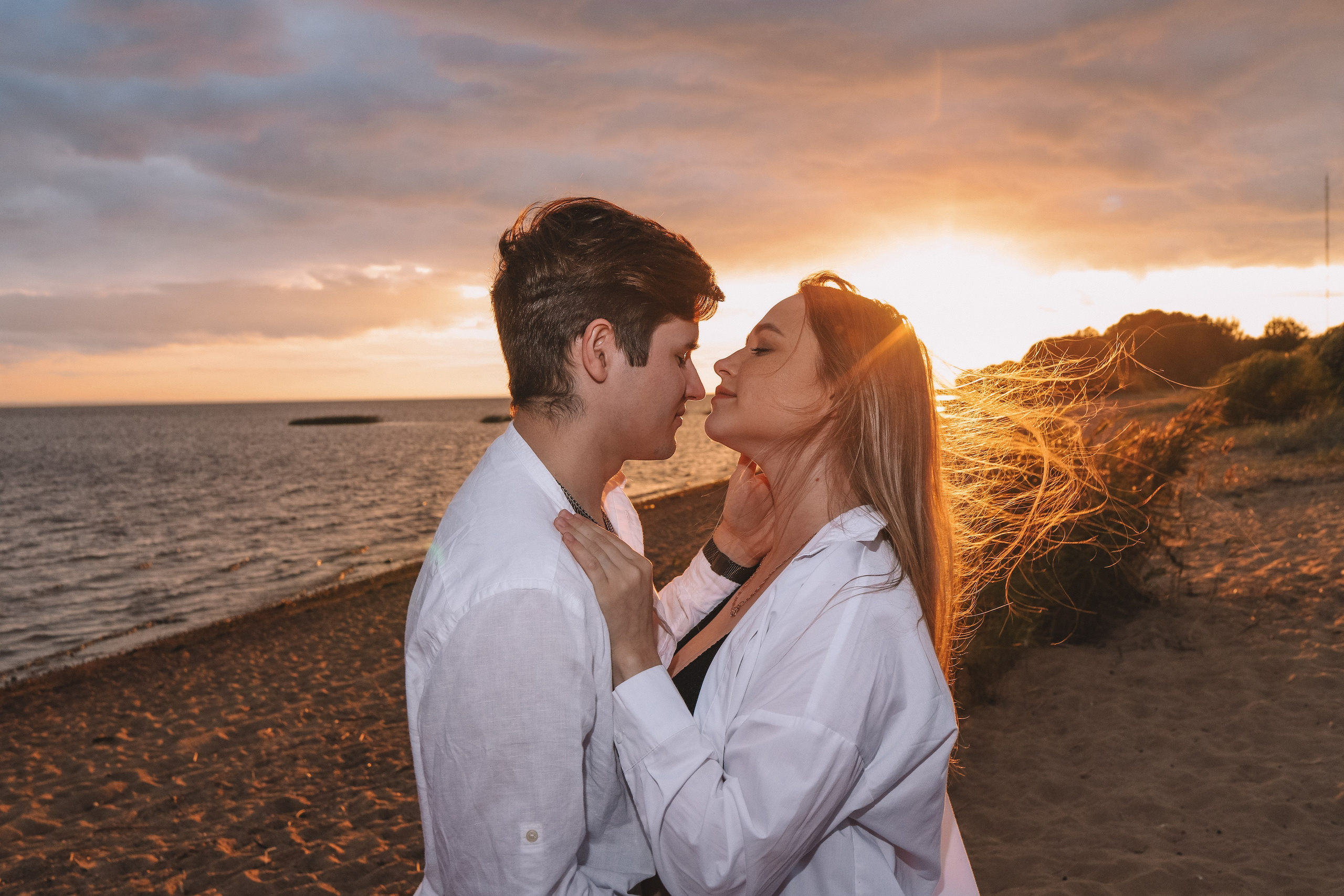 Пара кружится на песке, закатная фотосессия