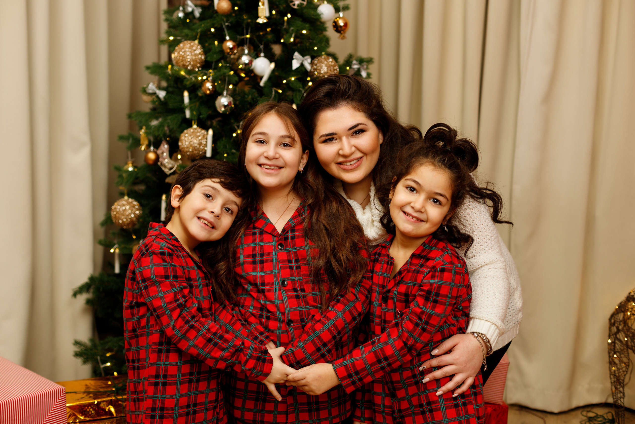 Семейная фотосессия в интерьерном зале в Санкт-Петербурге на новый год